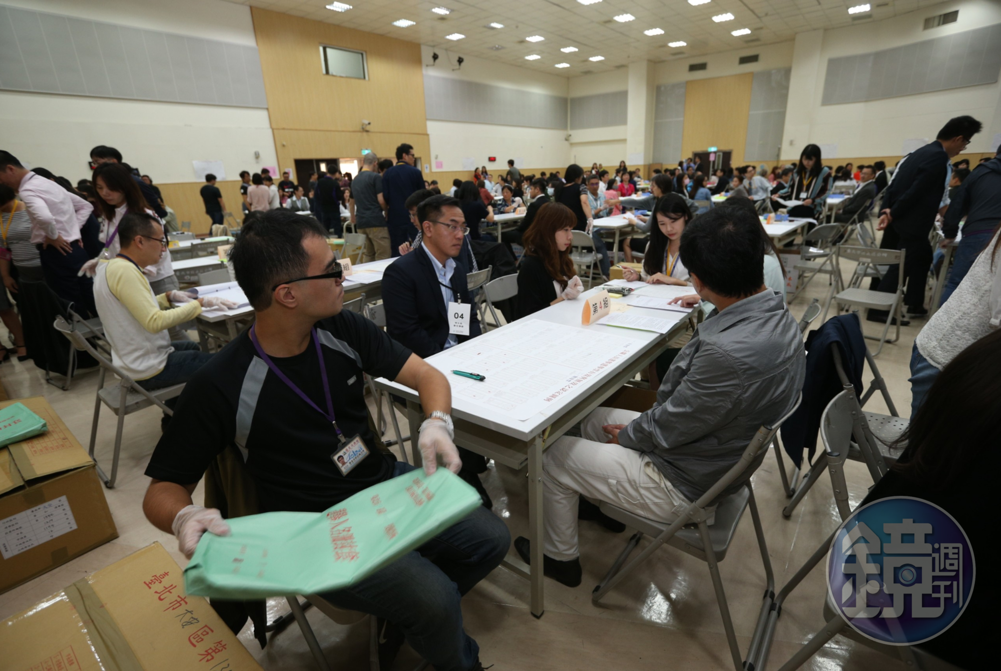 台北市長參選人聲請驗票，法院動員上千人次完成，傳出有書記官科長因此積勞成疾過世。