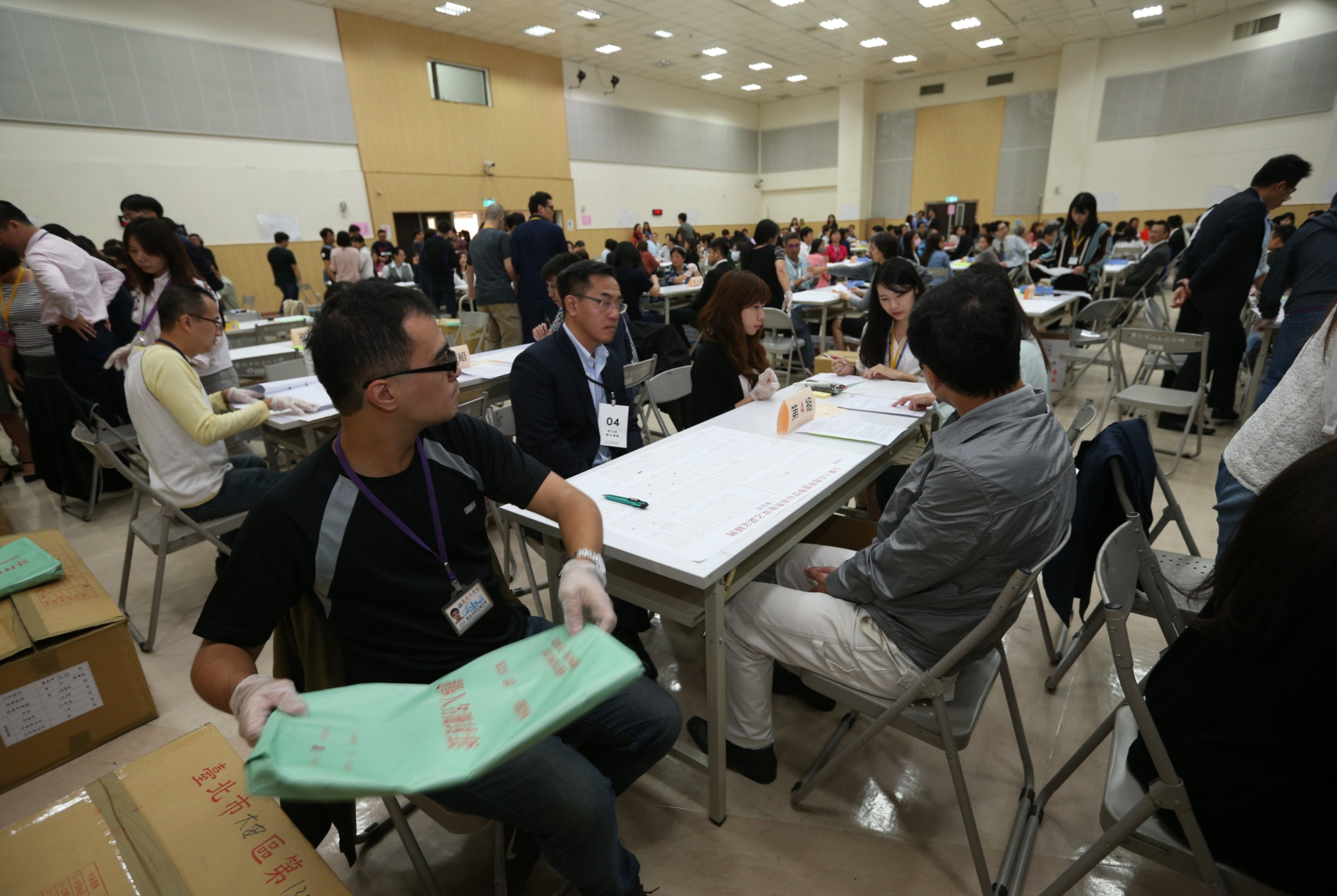 台北市長參選人聲請驗票，法院動員上千人次完成，傳出有書記官科長因此積勞成疾過世。