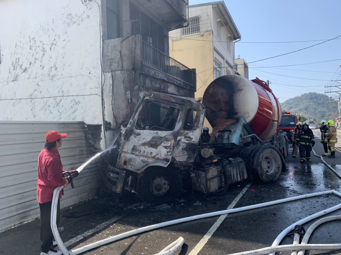 警消到場立即撲滅火勢，屋內一名老翁受到驚嚇，所幸沒有大礙。（警消提供） 