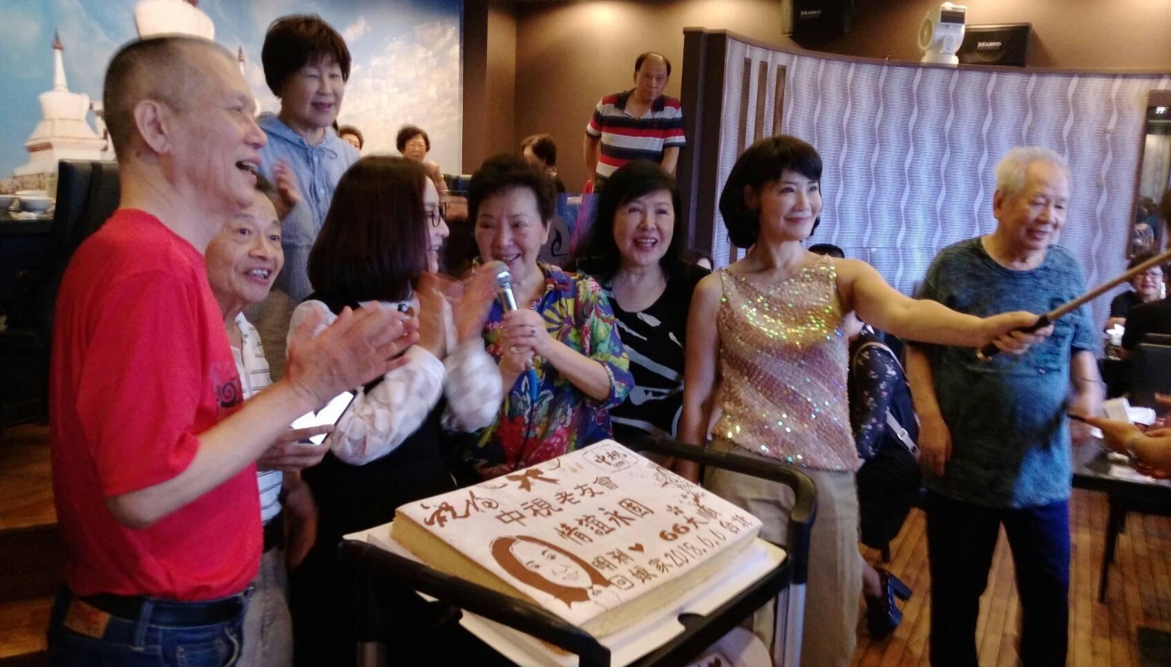 李景光(右四)與鄭惠中(右三)交情很好,兩人都曾是中視主持人與歌手,兩人經常出席中視老友會活動。(翻攝自李景光臉書)
