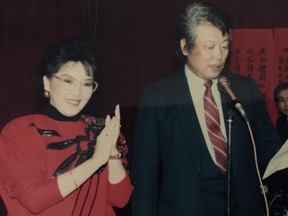 李景光看鄭惠中打完人後,得意洋洋回到座位上,但她為鄭惠中說話。(翻攝自李景光臉書)