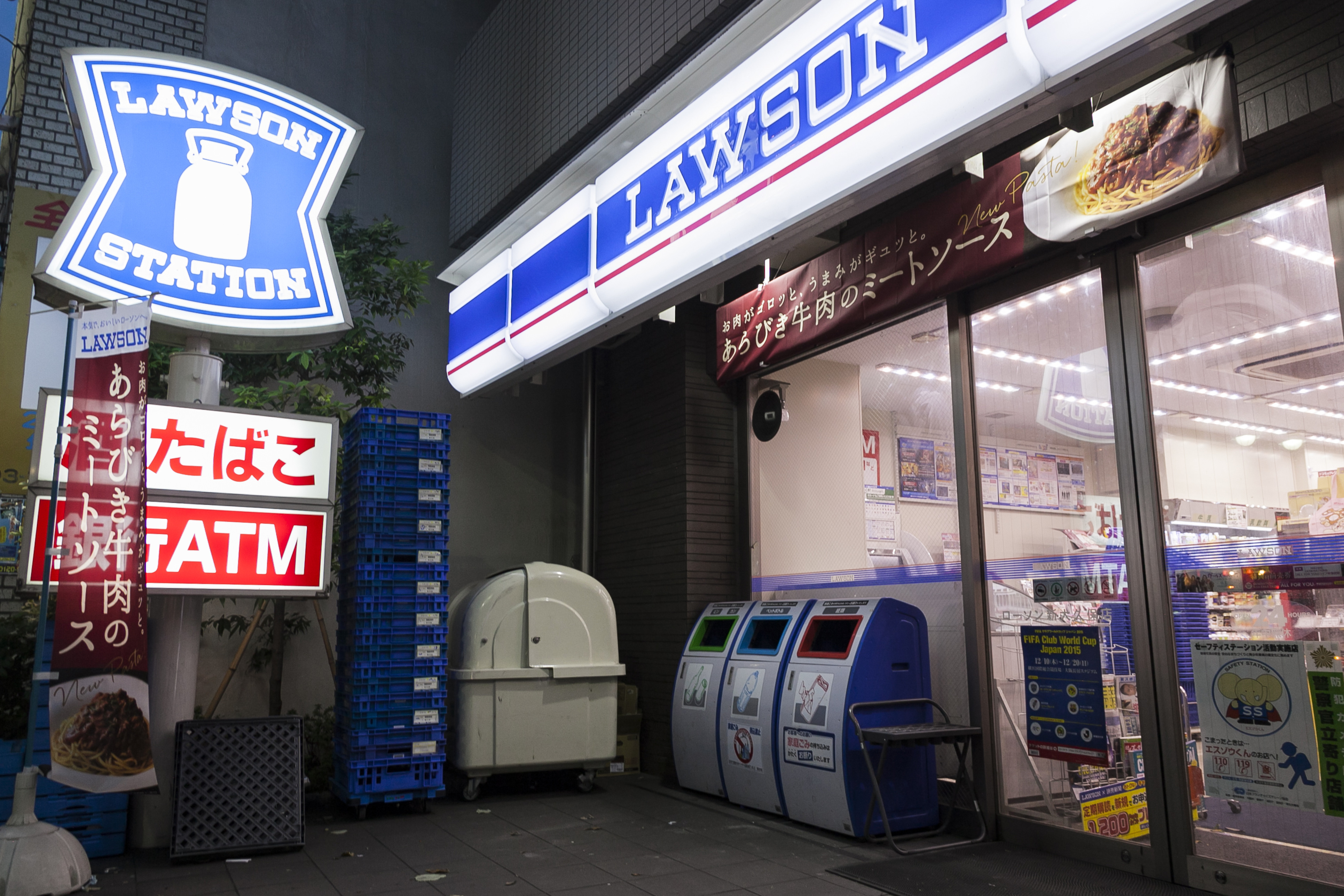 日本超商紛紛宣布停售成人雜誌。（東方IC）