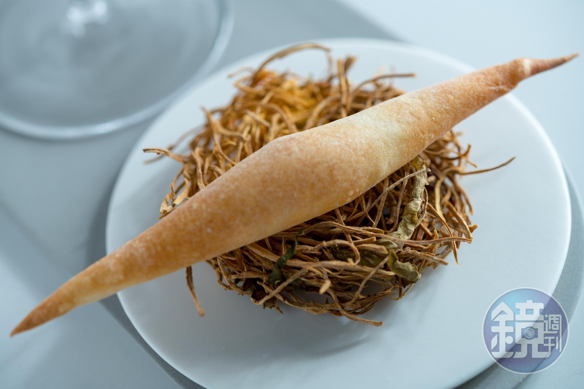 每一杯調酒會附上一款小食。地瓜脆餅放上擠入鴨肝的縮小版法國麵包，搭襯調酒「France」。