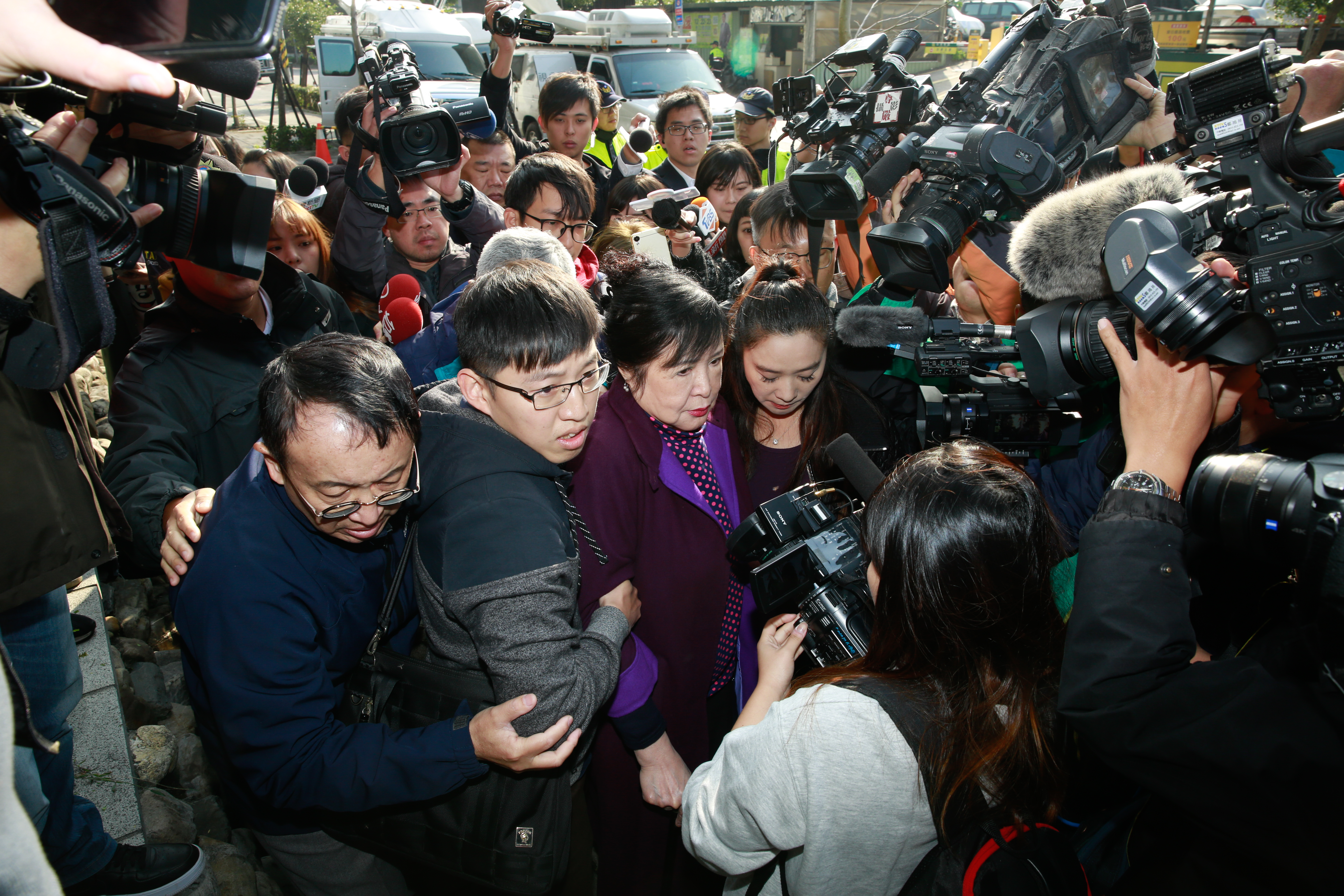 資深藝人鄭惠中被爆是低收入戶卻住豪宅，今在新黨發言人王炳忠陪同下召開記者會說明。