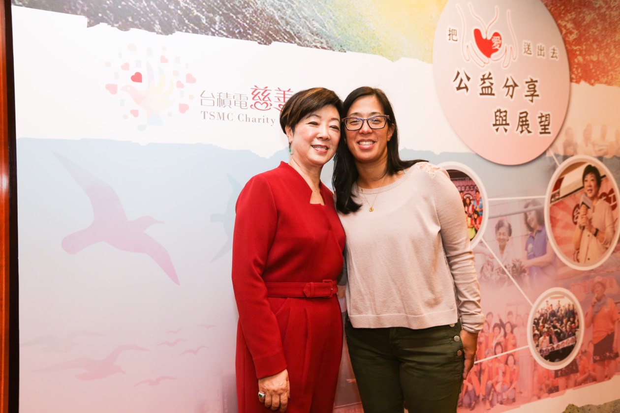 張淑芬帶著女兒一起出席慈善公益活動成果記者會。