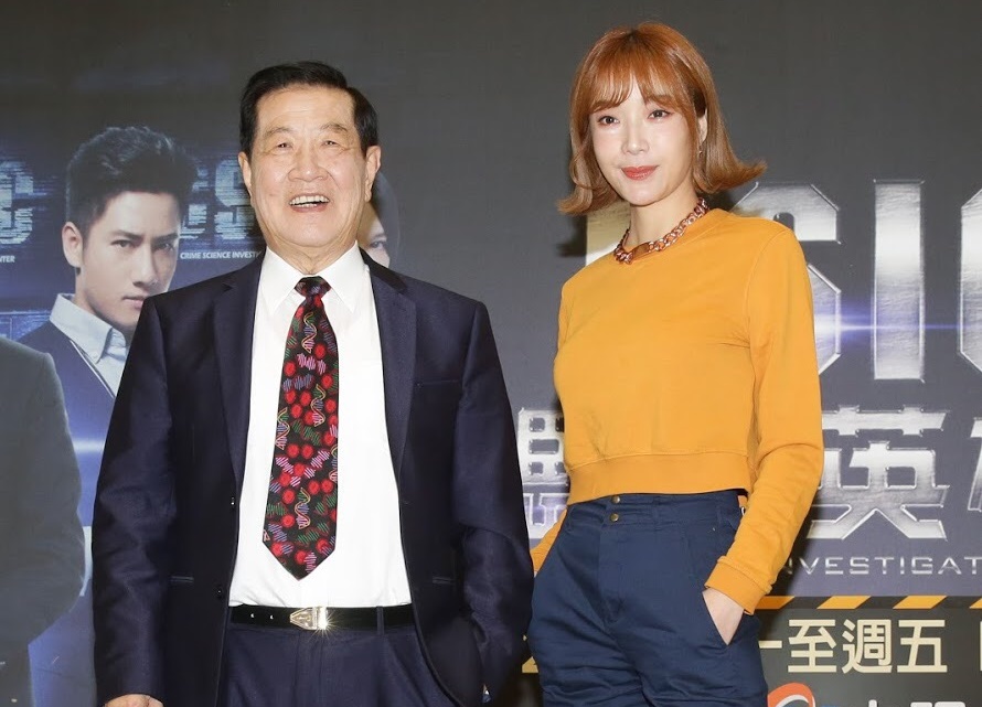 李昌鈺（左）和蔡淑臻現身記者會。