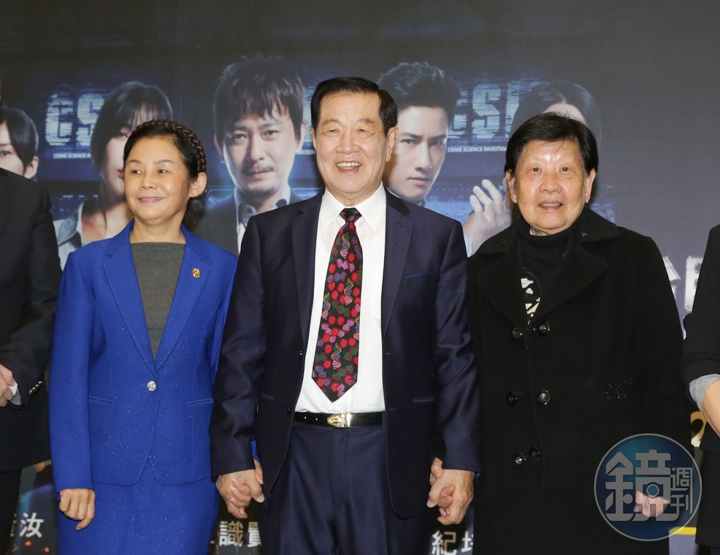 李昌鈺（中）緊牽著再婚妻子蔣霞萍（左）以及姊姊出席活動。