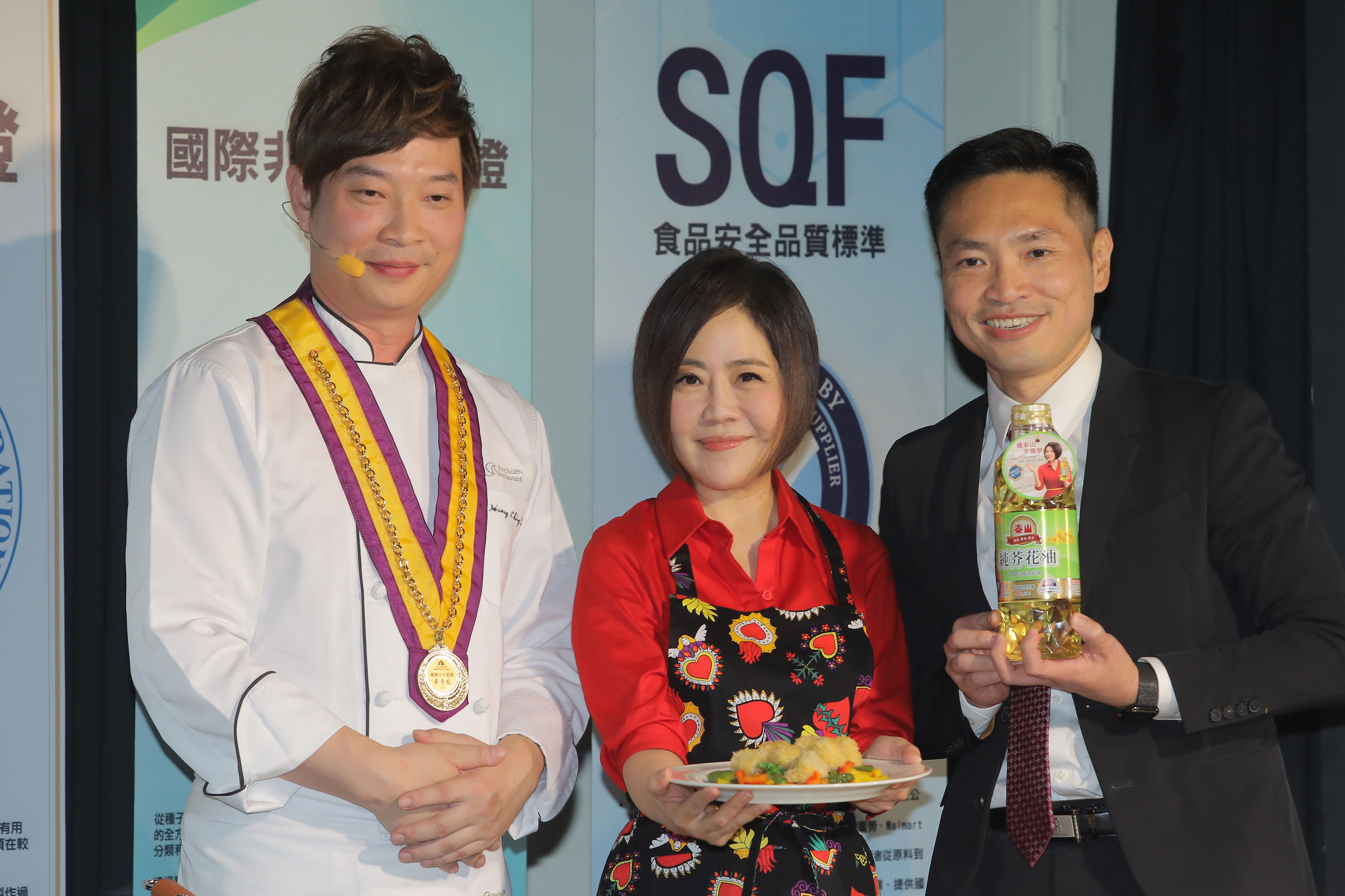 代言人于美人現場以泰山純芥花油料理(左起金牌主廚黃景龍、代言人于美人、泰山行銷副總雷松清)。