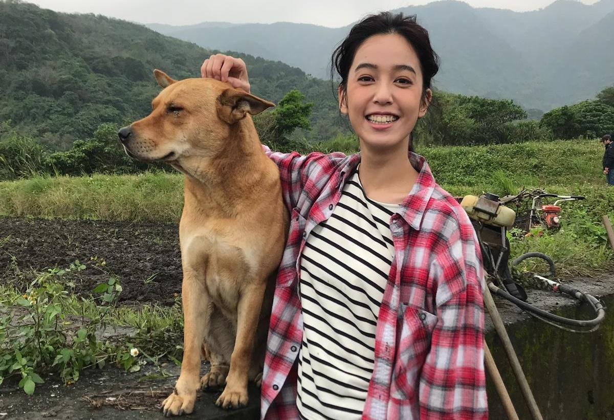 陳庭妮與無緣的狗狗長濱合影。(歐銻銻娛樂提供)