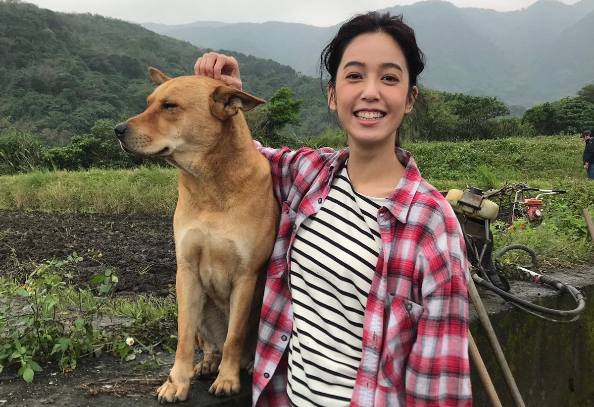 陳庭妮與無緣的狗狗長濱合影。（歐銻銻娛樂提供）