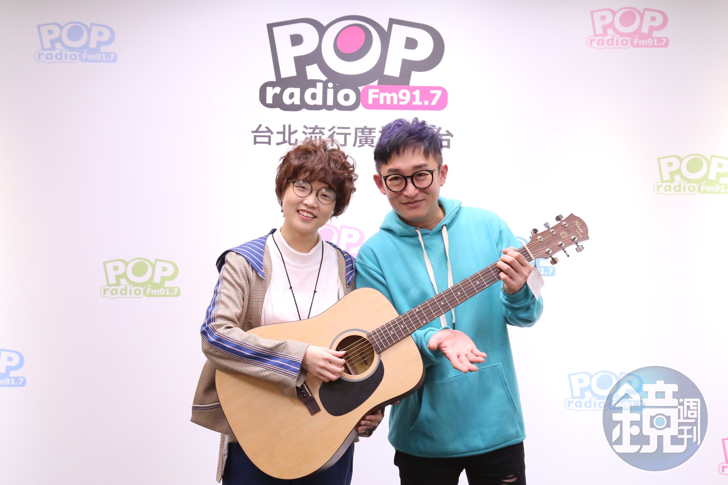 新加坡新人錦安接受POP Radio電台主持人哲緯訪問，害羞透露自己是韋禮安的忠實歌迷。（POP Radio提供）