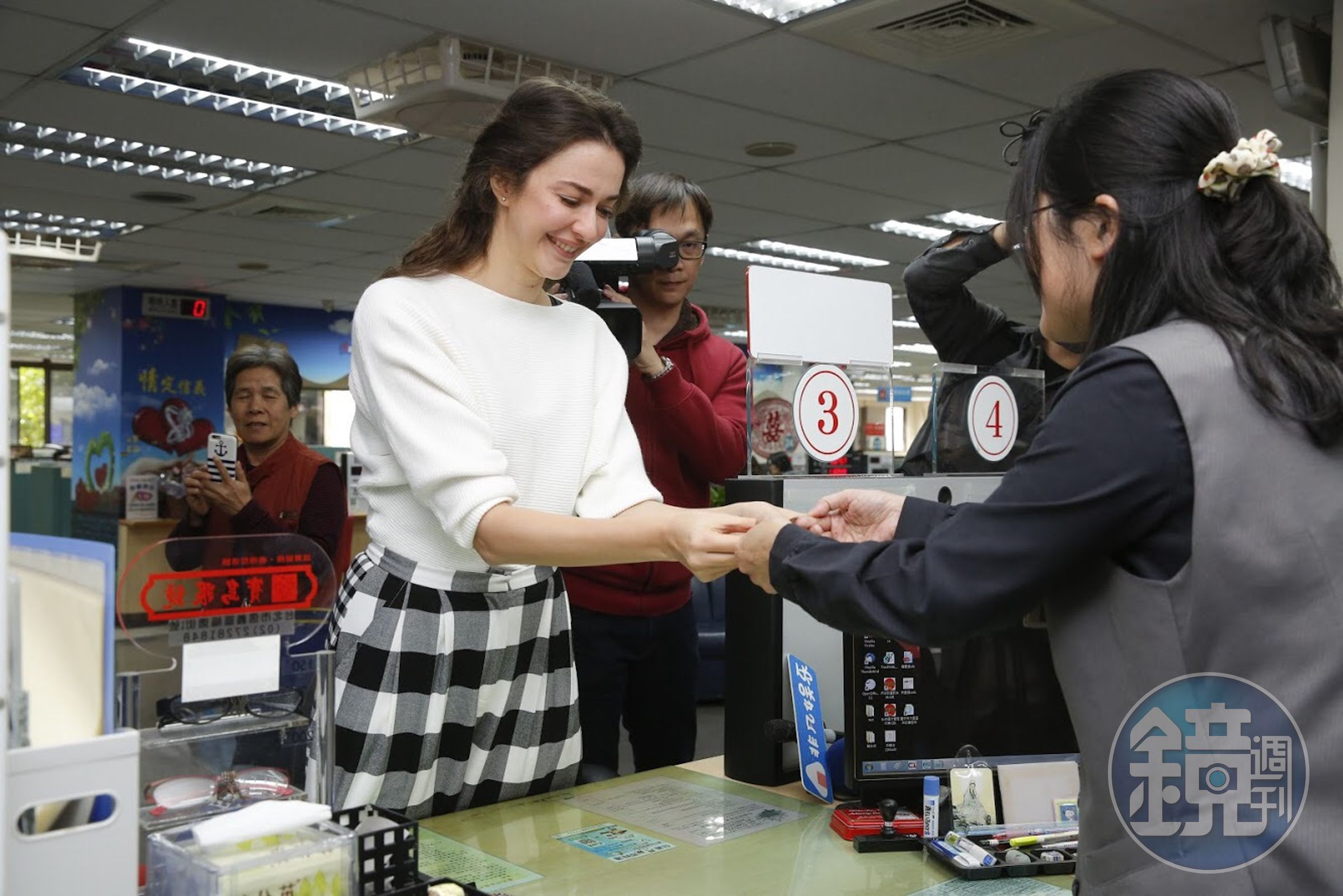 瑞莎跟戶政事務所人員取得身分證件時心情澎湃。