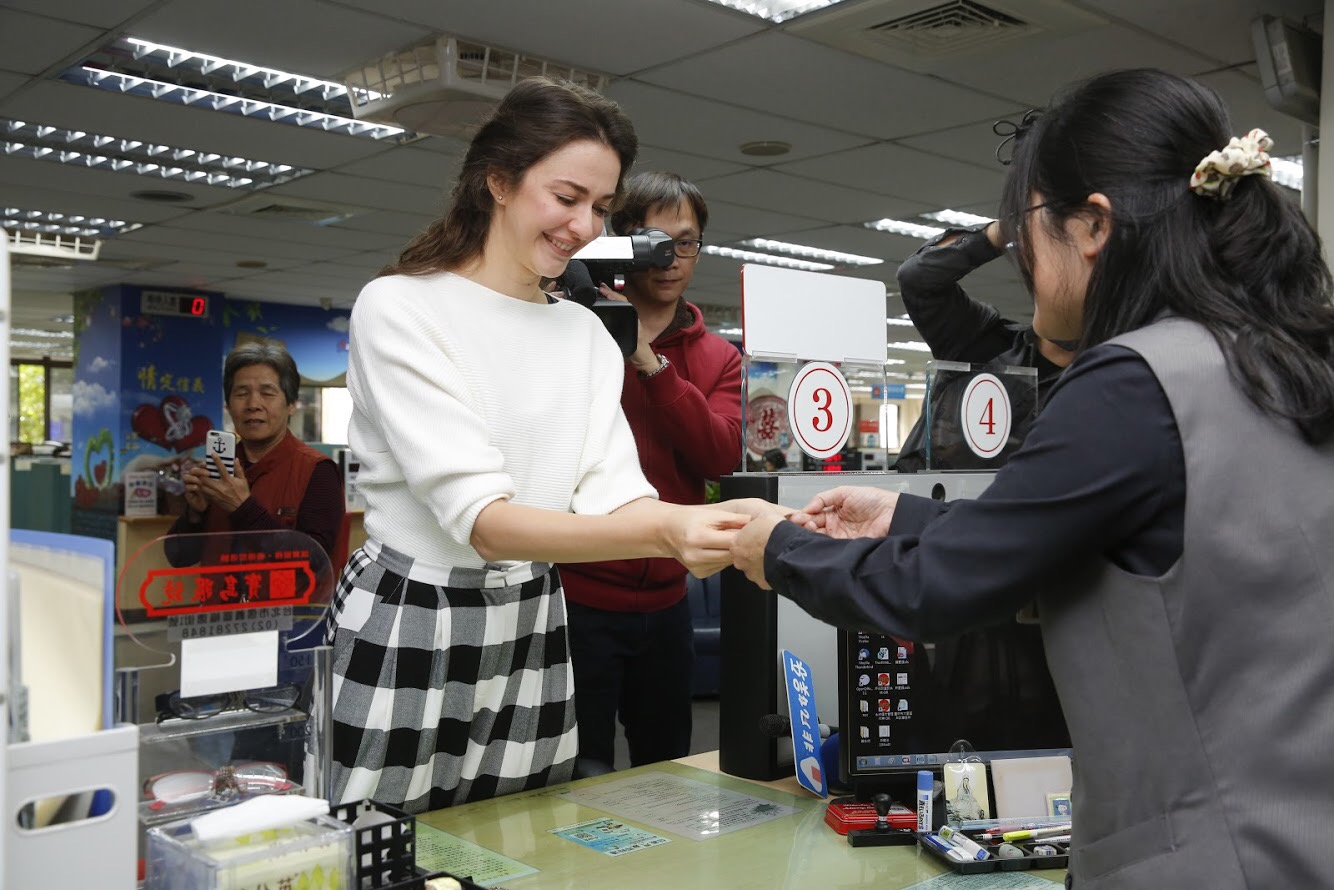 瑞莎跟戶政事務所人員取得身分證件時心情澎湃。