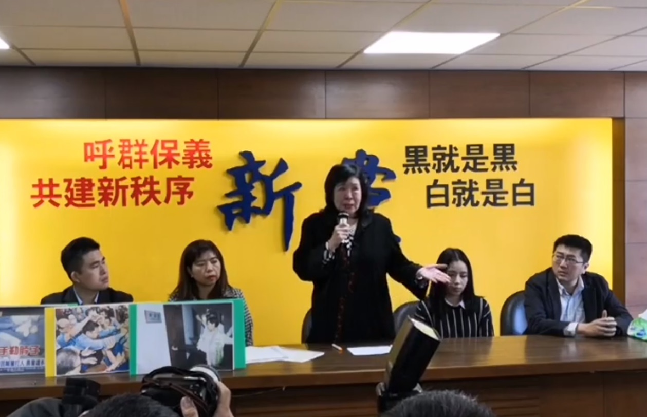 鄭惠中因掌摑文化部長鄭麗君遭爆低收入戶卻住豪宅，今開記者會澄清目前住處是由中華兩岸領袖協會提供。（圖擷取自新黨打假除亂）