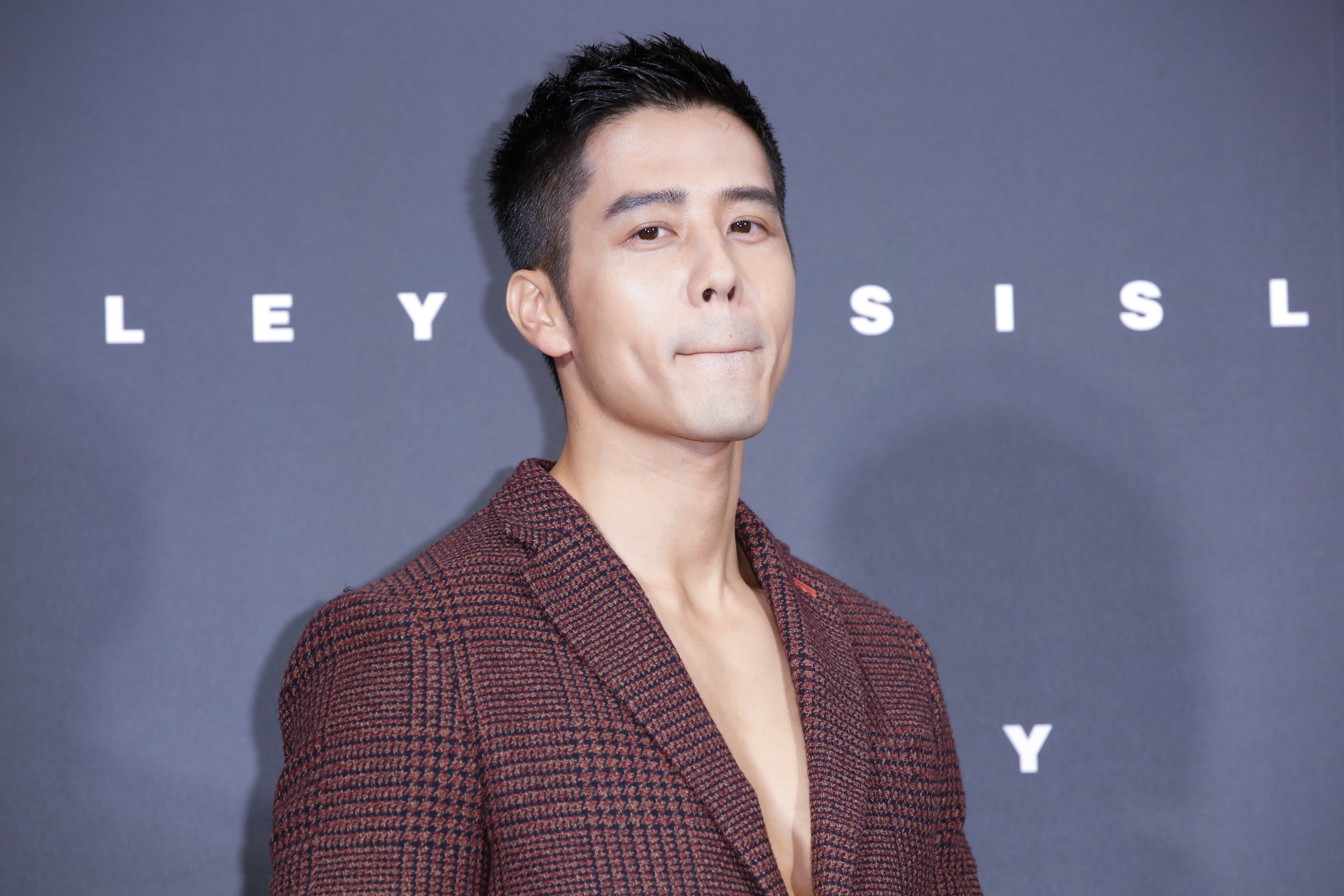 胡宇威小時候是過動兒，在美國成長，父母管教是該鬆的鬆，該打的也不手軟。