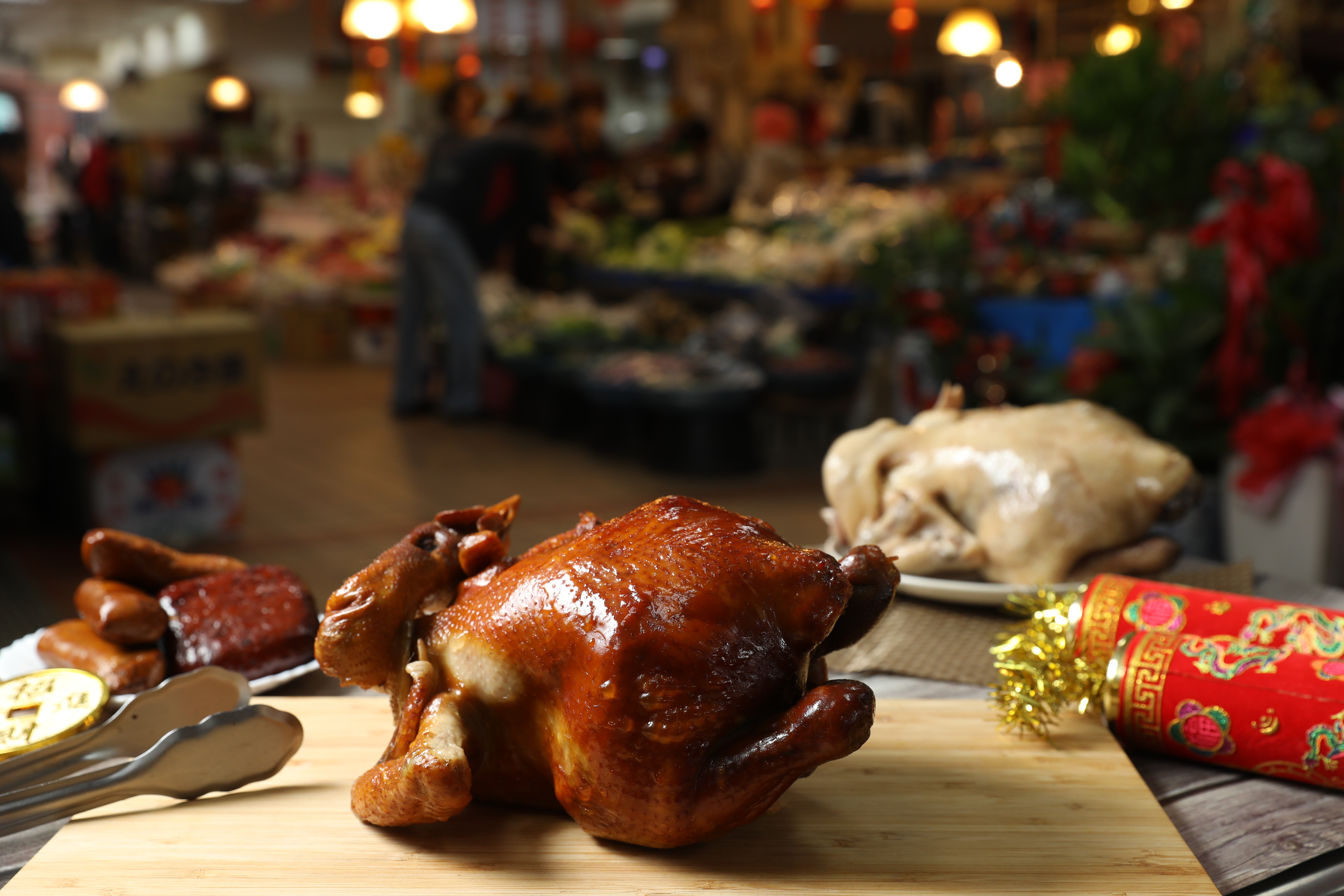 「燻雞」（左）「鹽水雞」（右）慢火浸熟，皮Q肉甜，骨髓也沒怵目驚心的紅。（皆為230元／斤）