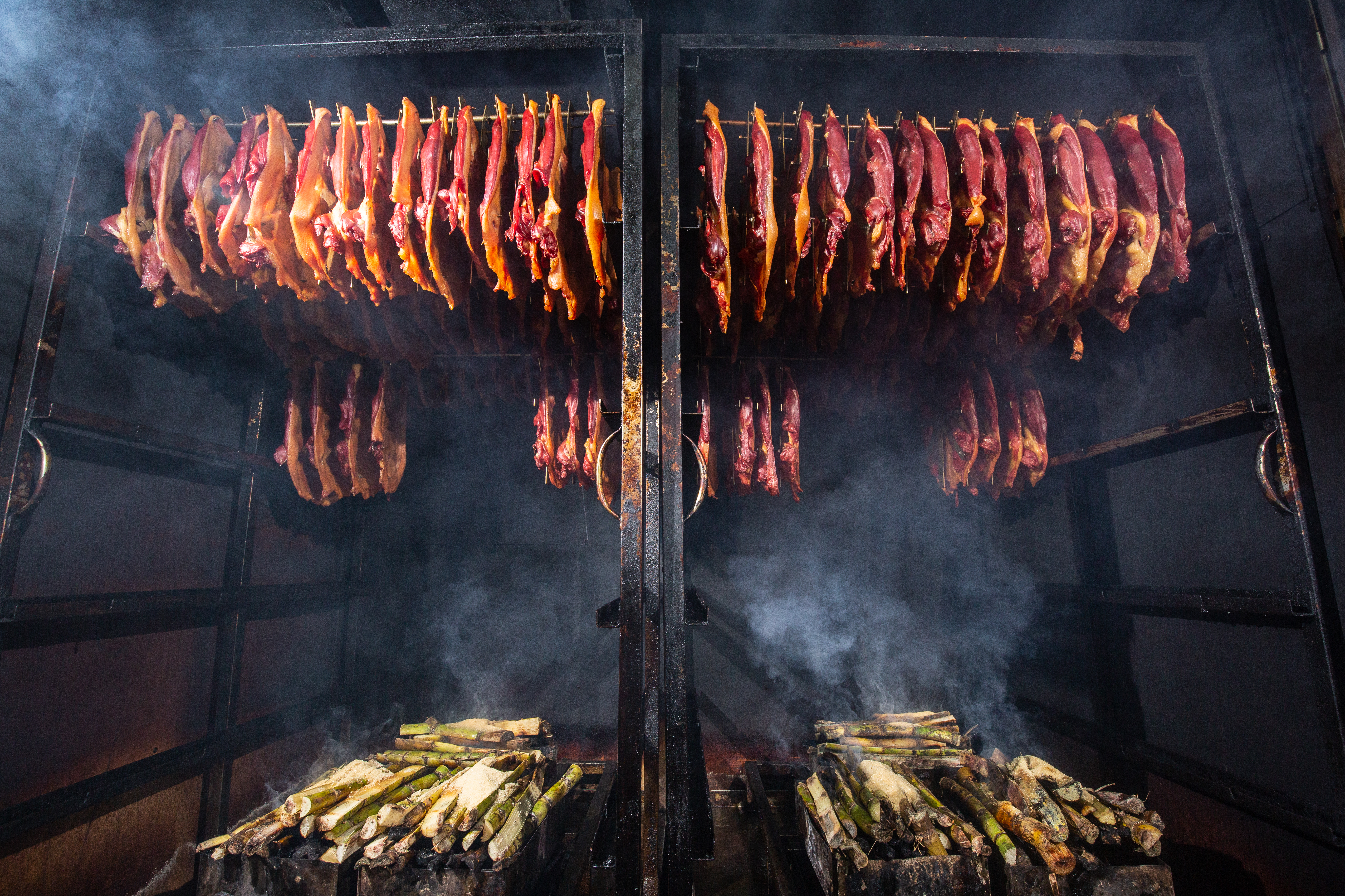 整理好的鴨片一字排開，接受白甘蔗和龍眼木炭的薰陶。