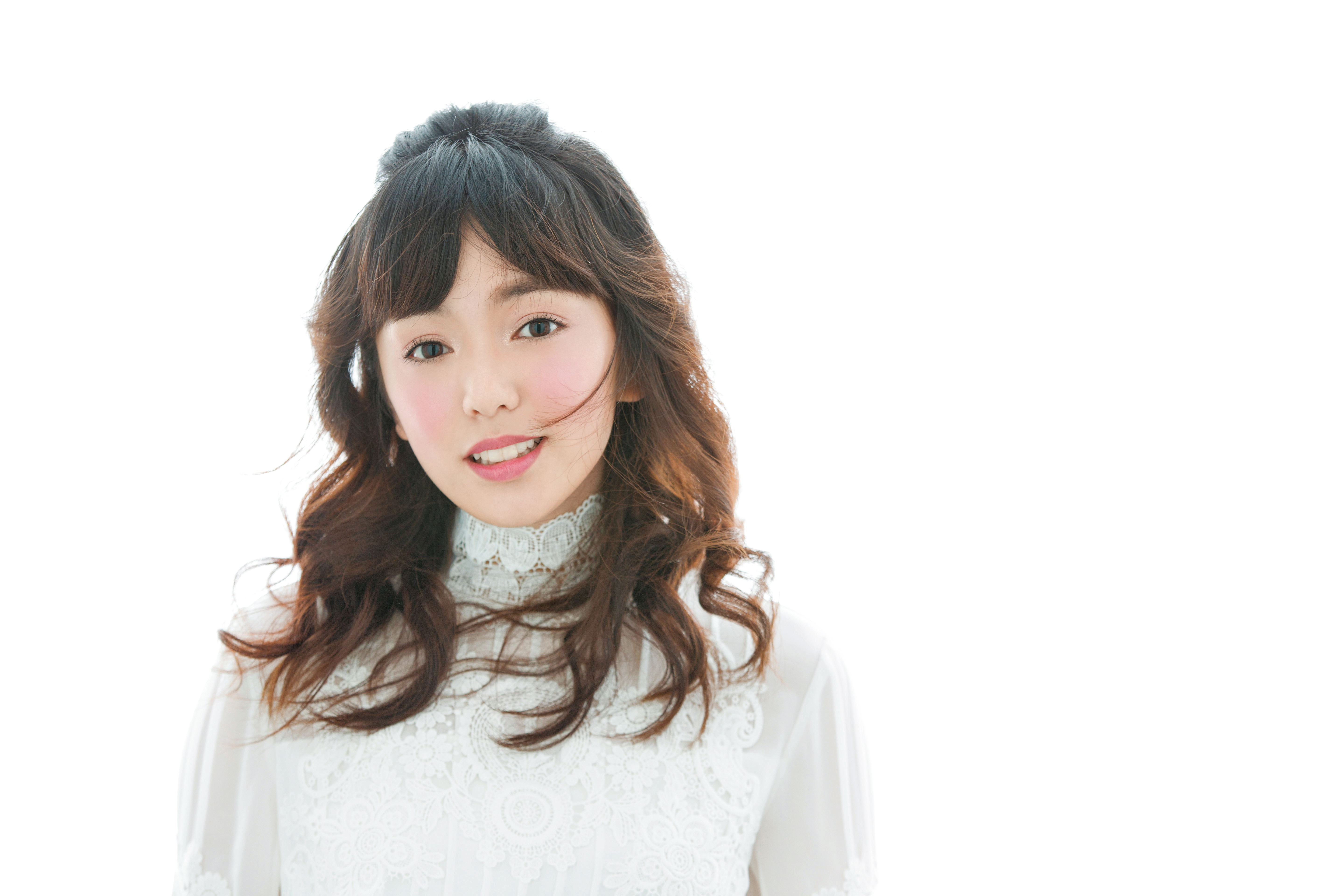 初春頰彩重點在於有濕潤的光澤感。