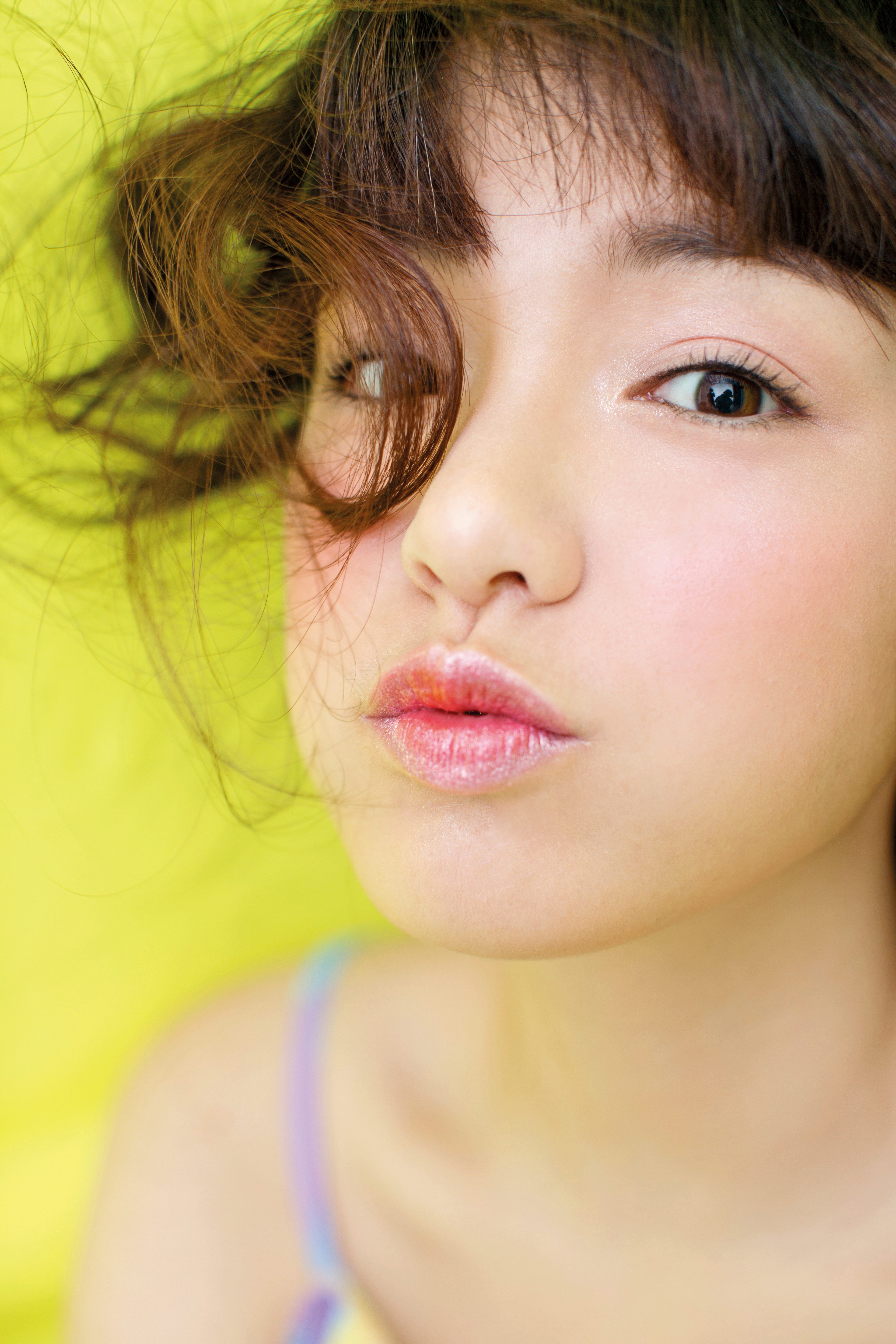 將唇彩呈現出如Disco舞廳七彩閃球般的光芒,是初春唇色訴求。