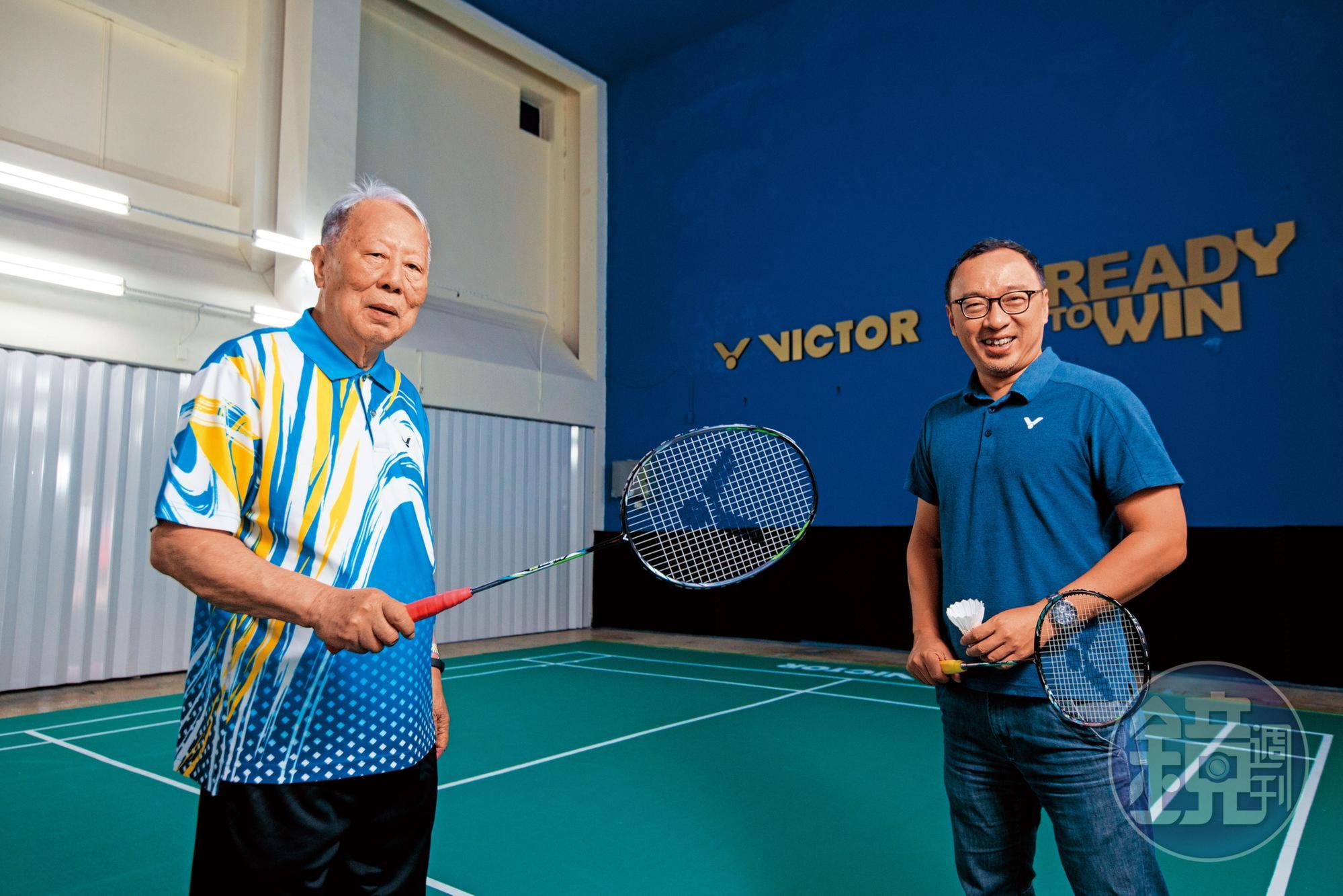 董事長陳登立（左）創立勝利體育時，員工只有5人，後來兒子陳庶榮（右）加入戰力，父子同心拚到世界第二。