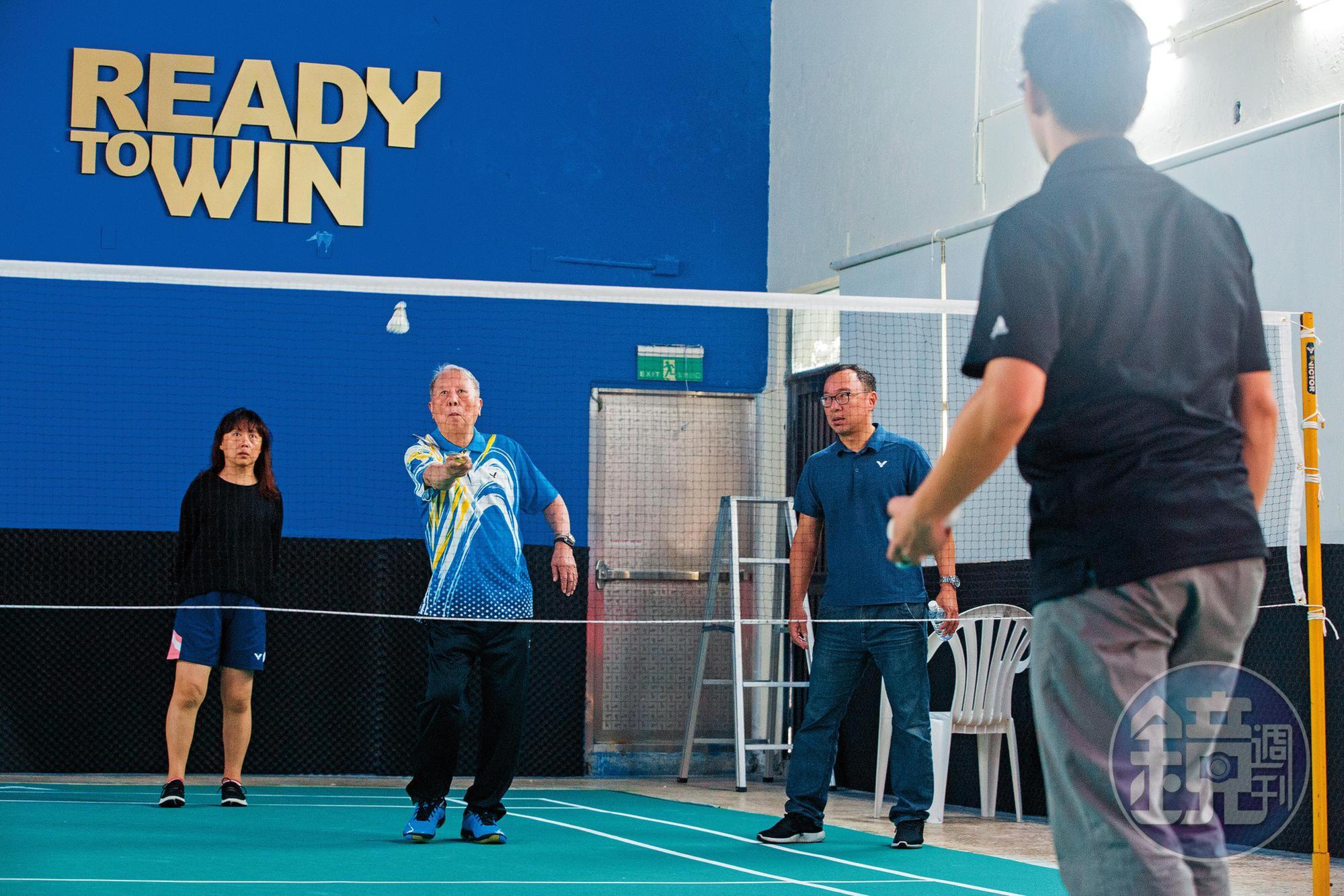 董事長陳登立中風後仍掛念羽球，儘管行動不便，仍每週2次到勝利的球館打球。