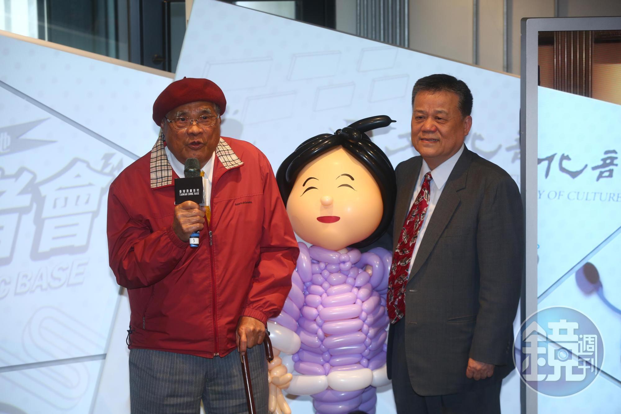 漫畫家劉興欽(左)、世新大學校長吳永乾上台致詞。