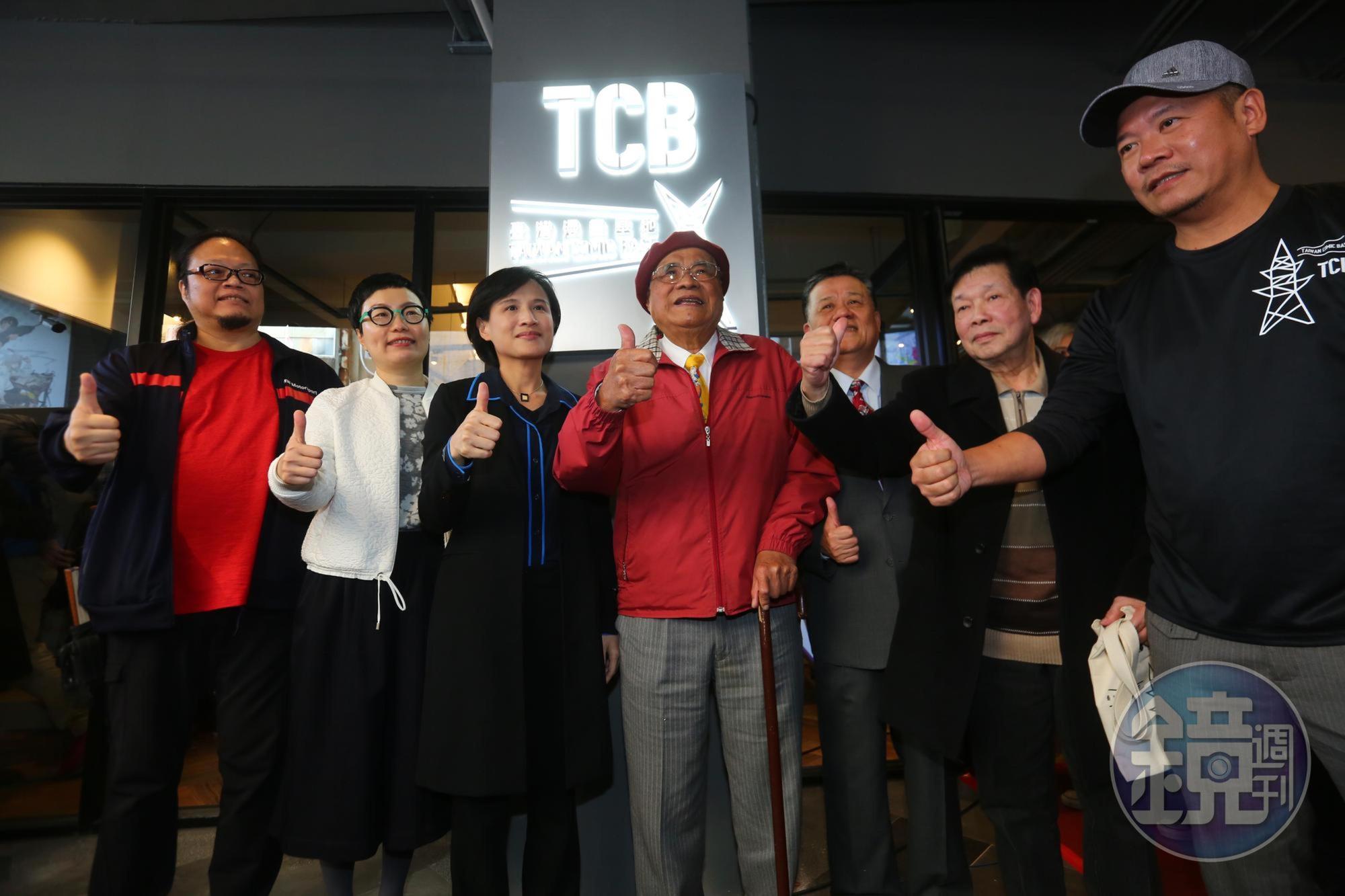 台灣漫畫基地24日正式開幕,文化部長鄭麗君(左三)、漫畫家劉興欽(左四)皆出席記者會。