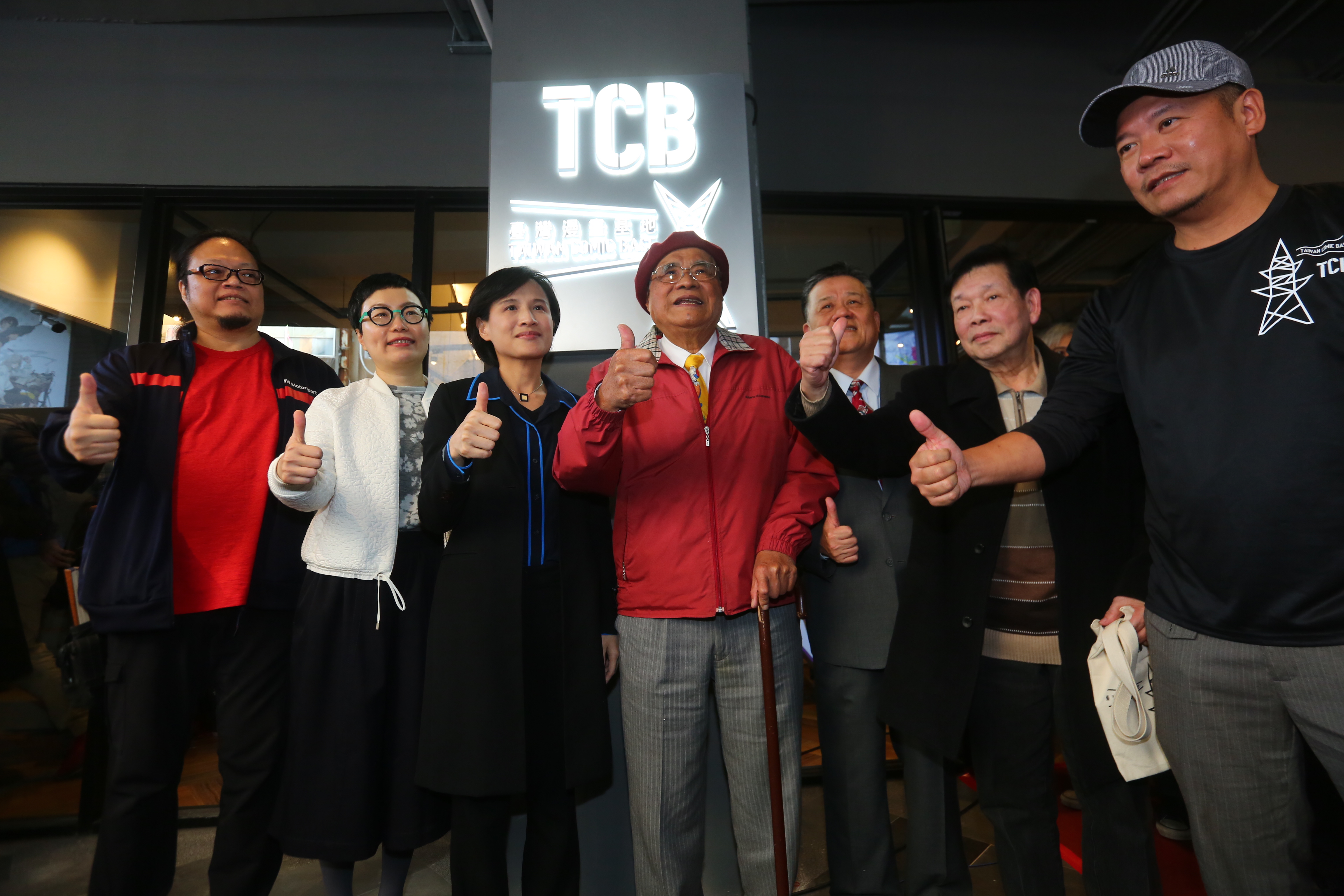 台灣漫畫基地24日正式開幕，文化部長鄭麗君（左三）、漫畫家劉興欽（左四）皆出席記者會。