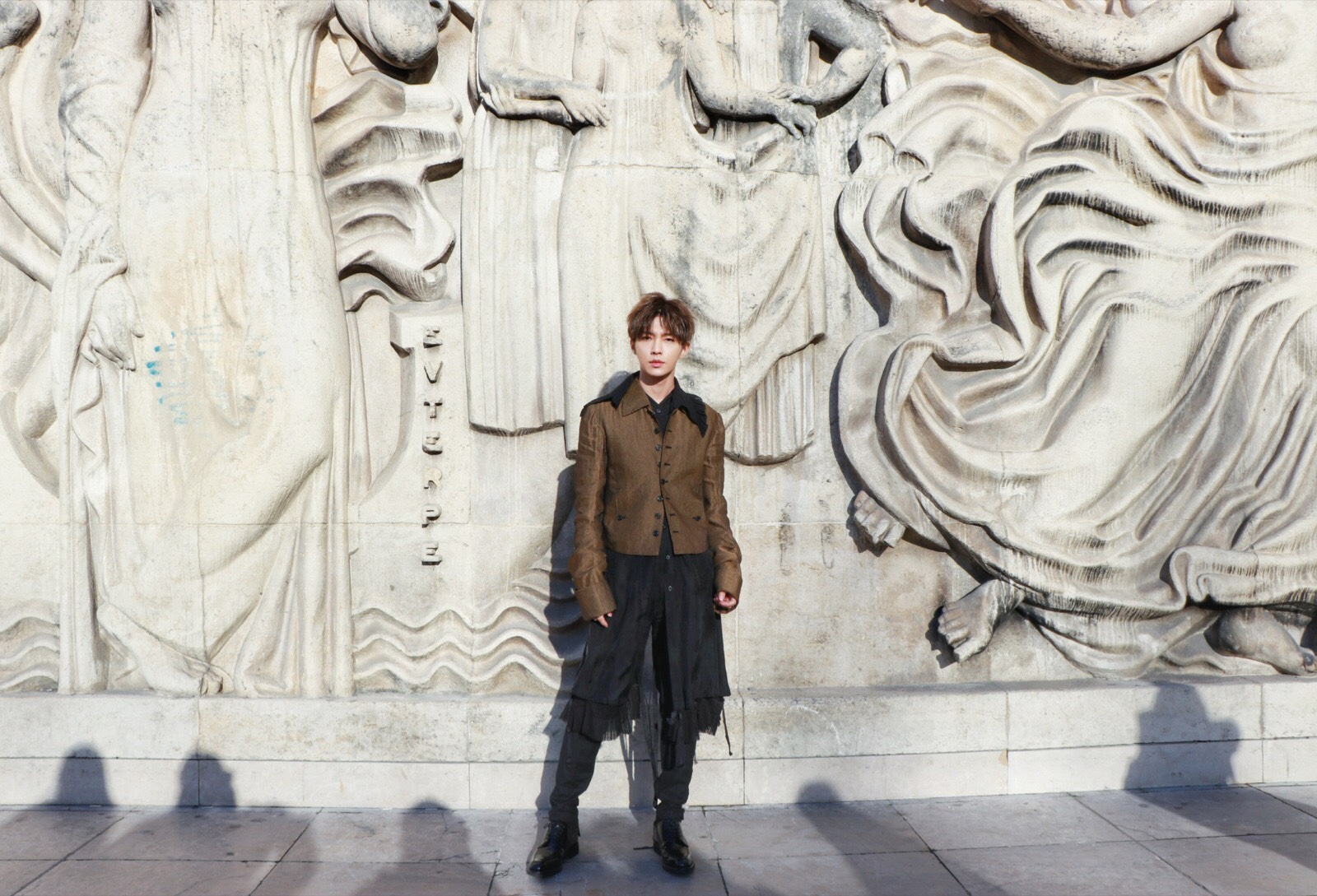 炎亞綸受邀前往巴黎時裝週，展開7天看秀之旅。（華研提供）