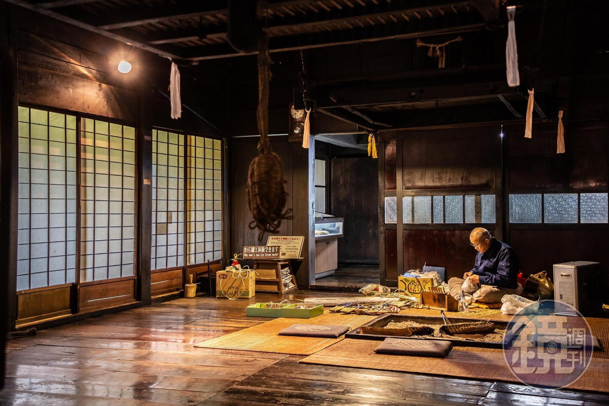 在高山市「飛驒之里」,不僅移築了多棟傳統合掌屋,更有老職人重現農村技藝。