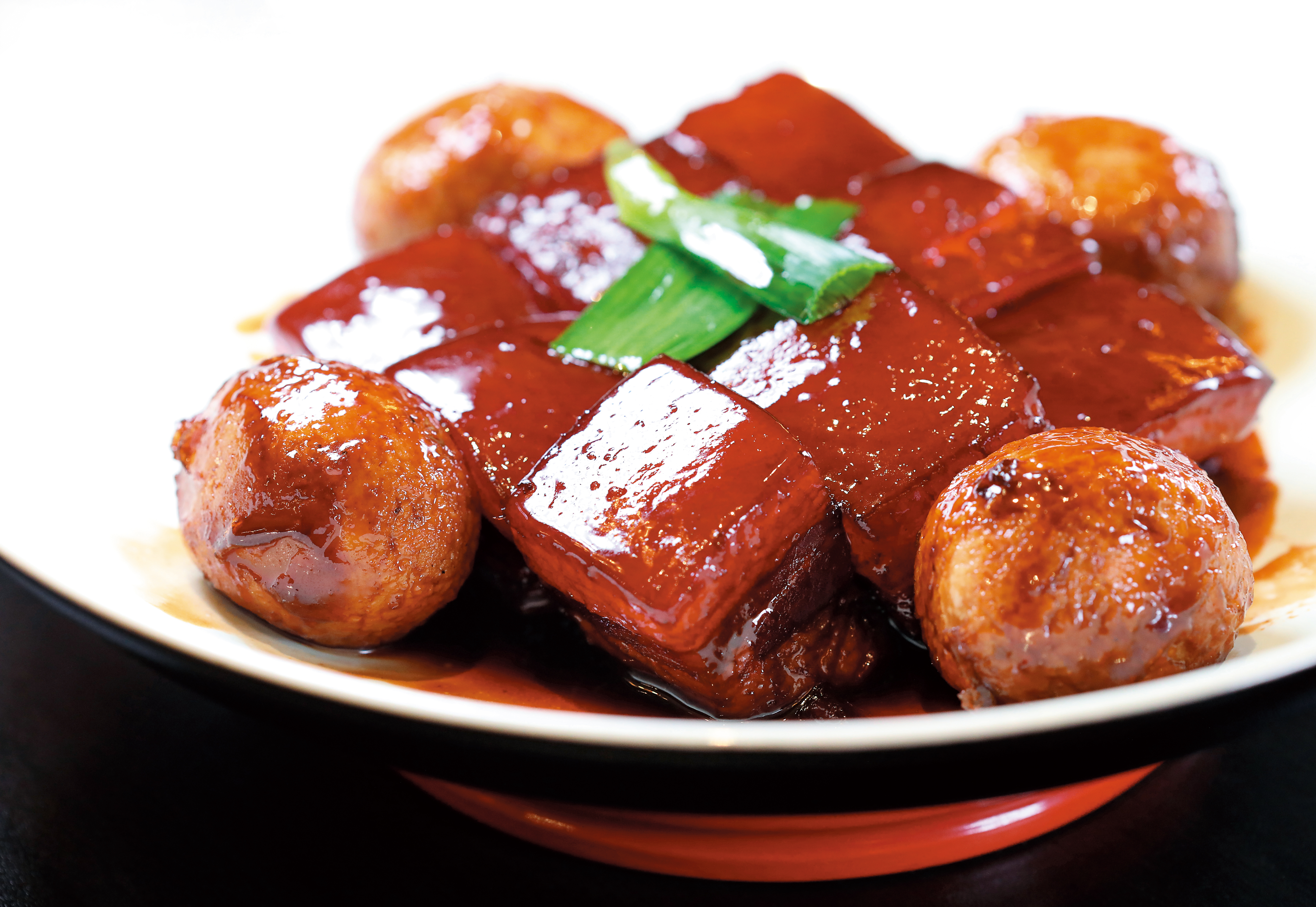 四川人愛吃的「元寶肉」，必備元素是紅燒五花肉與蛋，可以用雞蛋也可以用鴿子蛋。