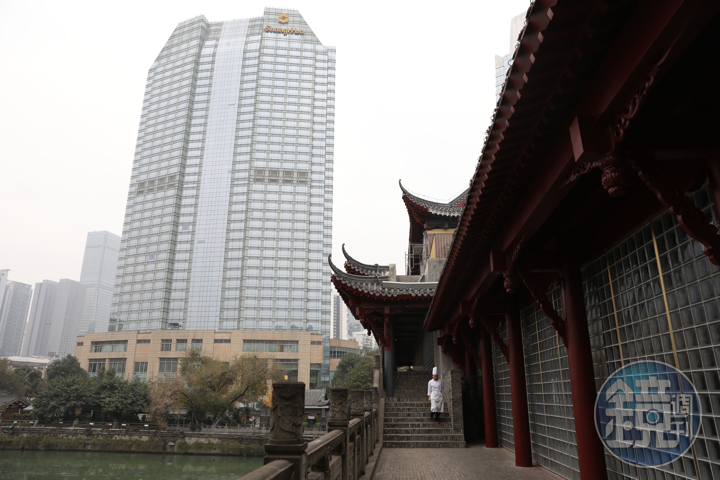 「成都香格里拉大酒店」位在錦江邊，與「安順廊橋」僅隔一條馬路。