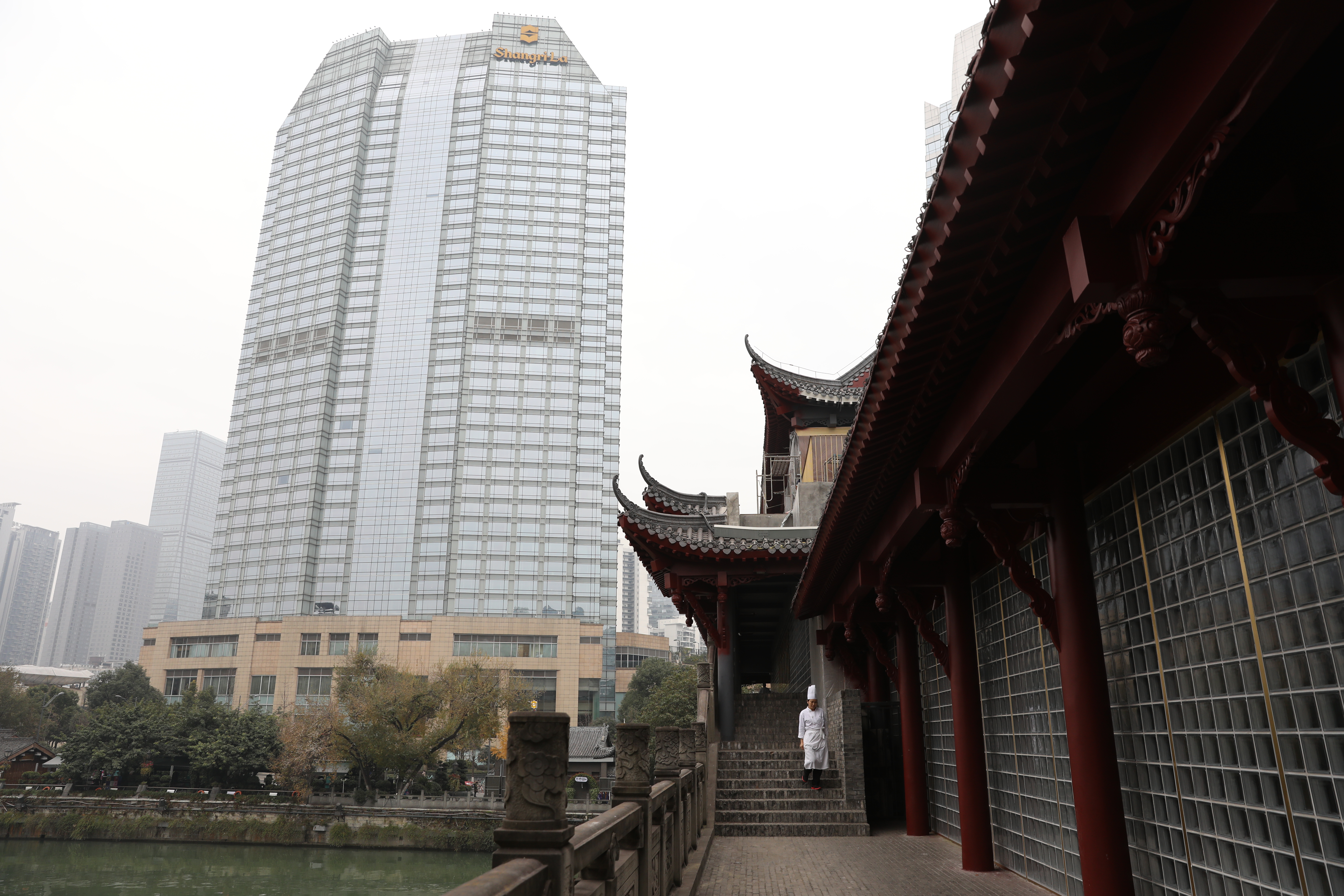 「成都香格里拉大酒店」位在錦江邊，與「安順廊橋」僅隔一條馬路。