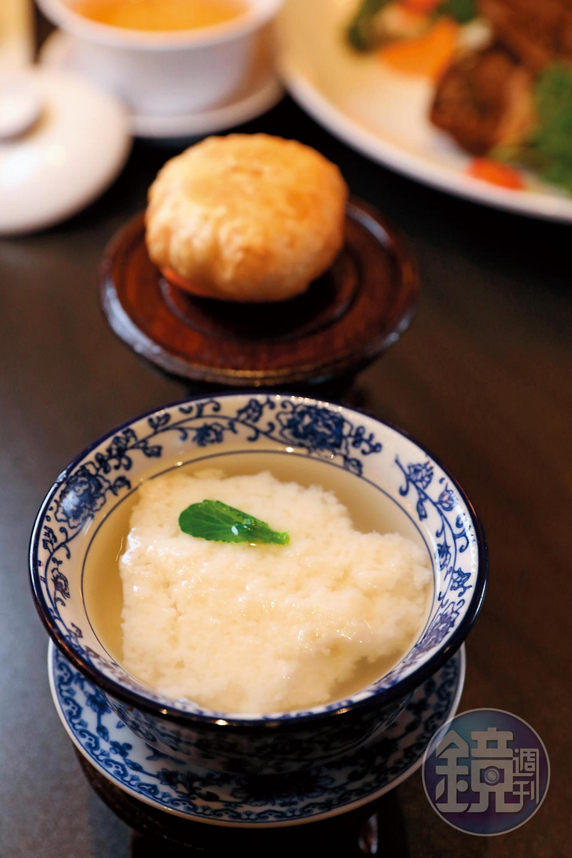 製作過程超費工的「雞豆花與牛肉鍋盔」，並非隨處可見。（人民幣69元／份，約NT$309）