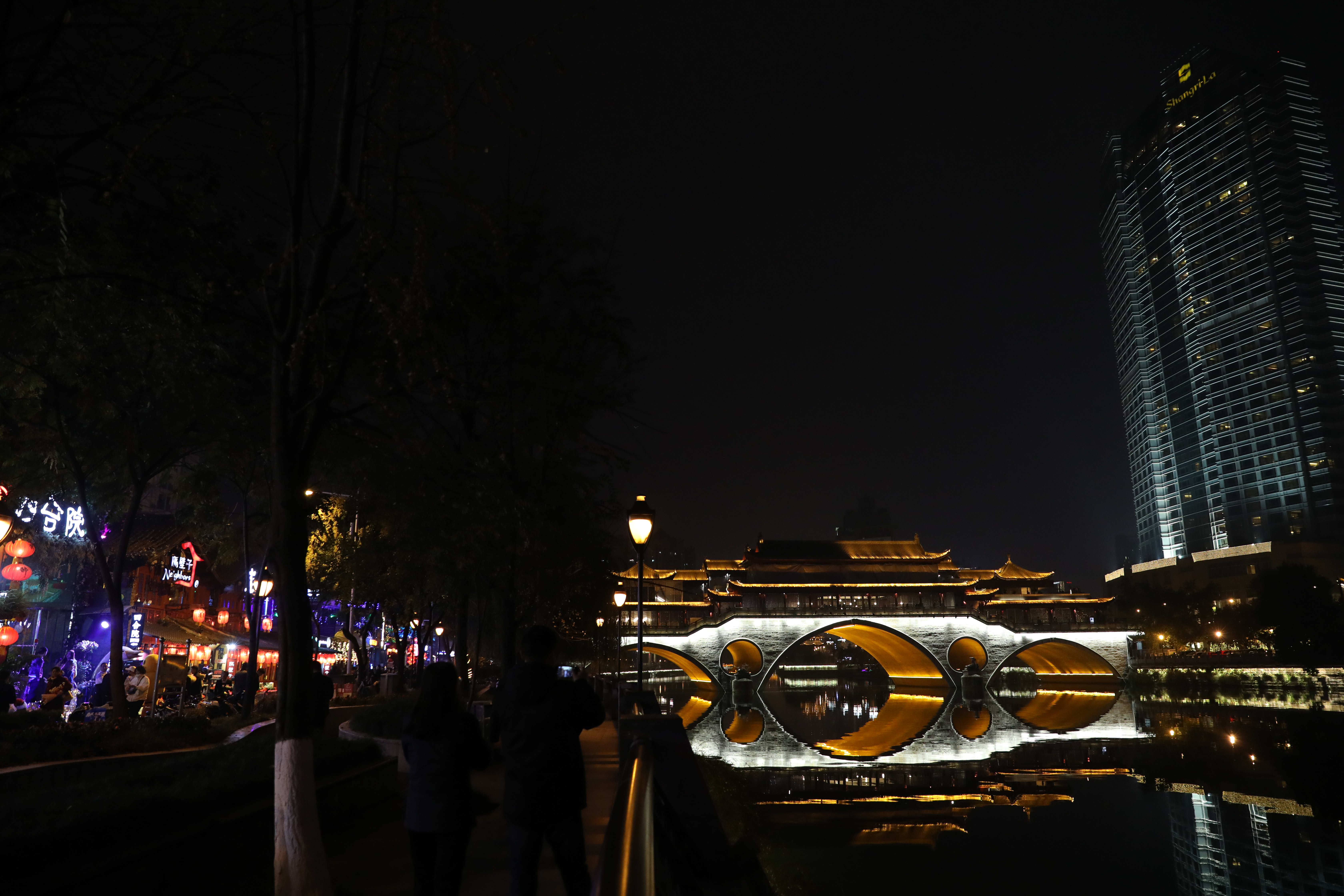 倚著廊橋的成都香格里拉，夜景別有風味。