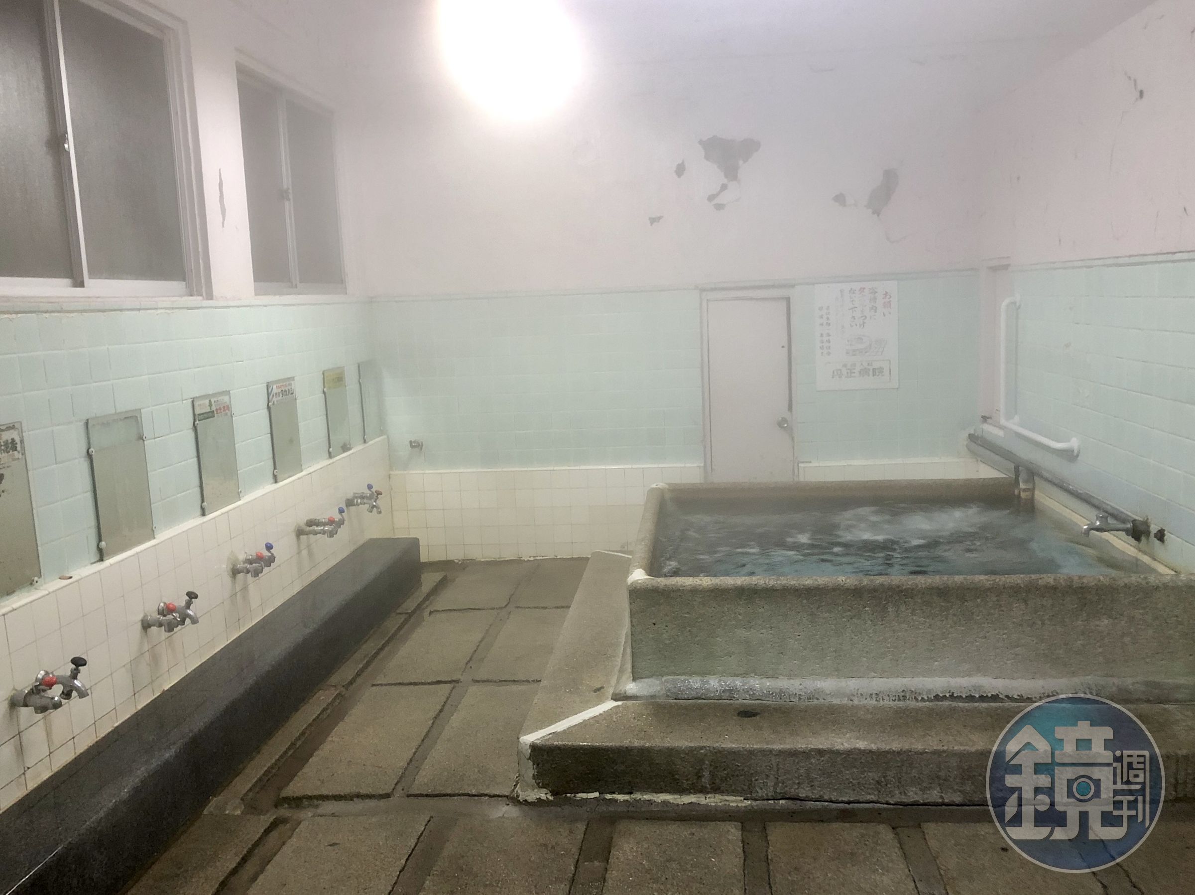 百年的澡堂，浴池竟然是花崗岩砌成的。