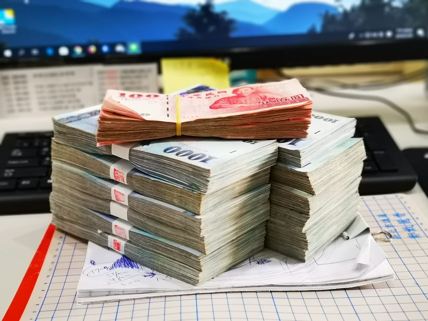 有名男網友po出老闆給的120多萬「年終獎金」，卻發現發現桌上還有一張名單，原來只是要他幫忙發獎金。（翻攝自爆怨公社）