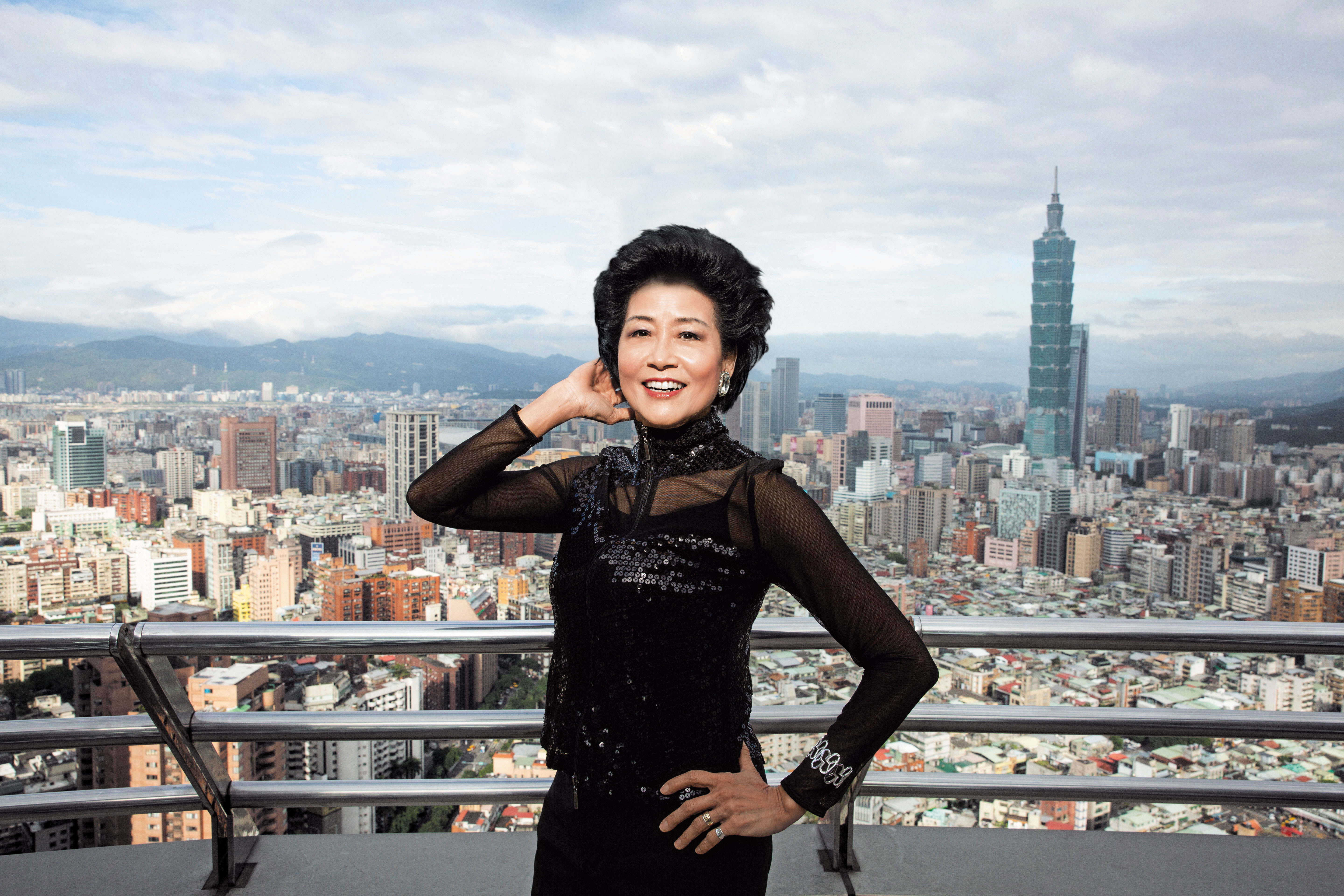 陸莉玲懂得面對鏡頭，隨時能換上完美笑容。她說：「以前上模特兒課，攝影機一來就有camera face，我不會嚴肅的表情，笑，我比較容易表達。」