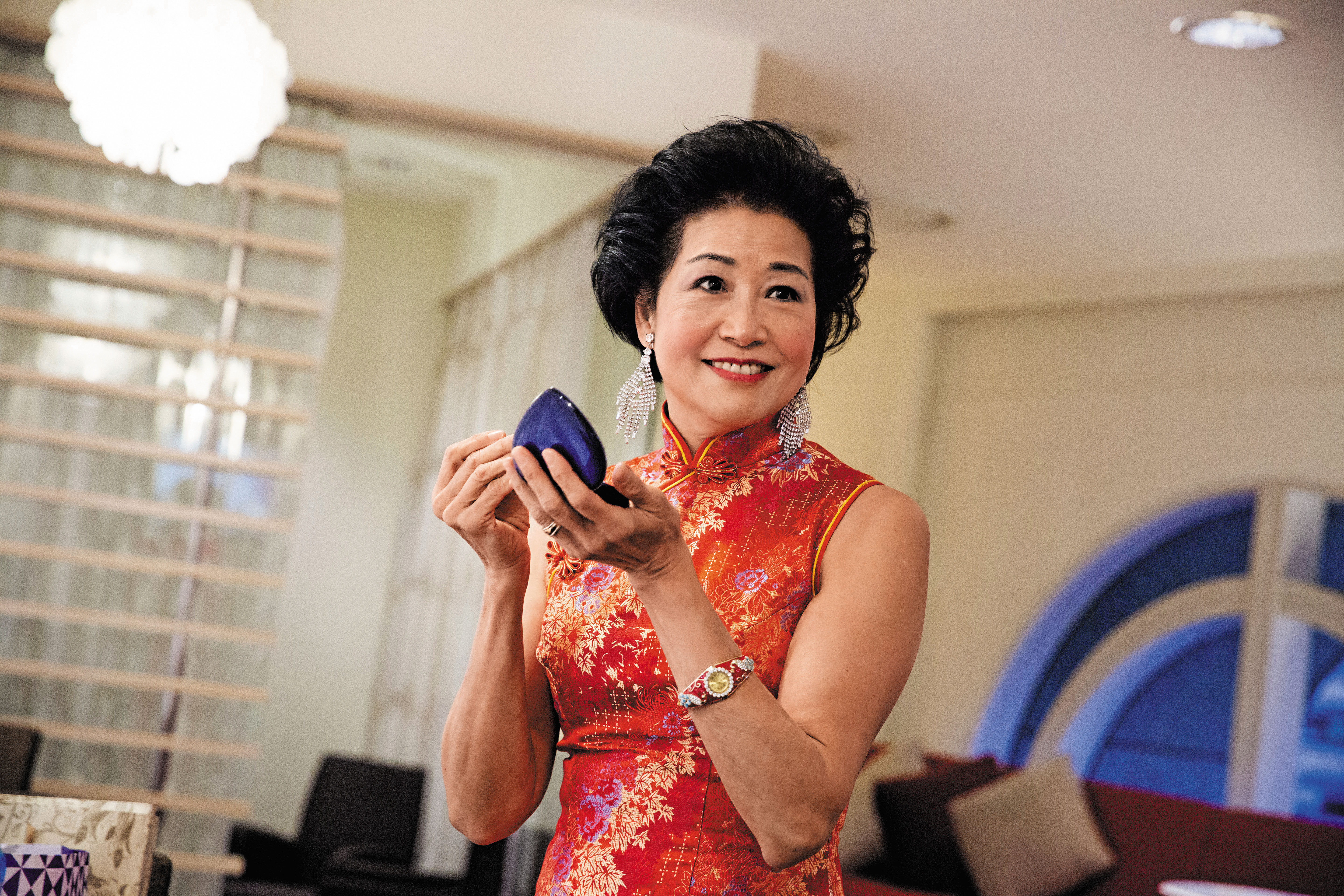 陸莉玲受過專業模特兒訓練，隨時保持高雅儀態，注重外貌細節。她說出門前化妝時間約1個鐘頭，如有出汗會隨時補妝，避免拍照反光。