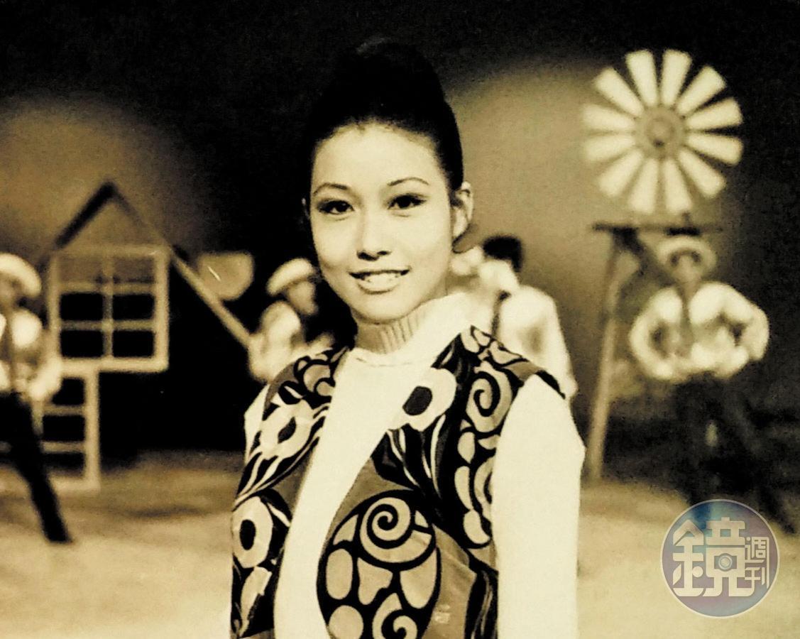1972年，陸莉玲接手知名藝人翁倩玉擔任綜藝節目《萬紫千紅》主持人，也為自己取了和翁倩玉一樣的英文名字Judy，做為自我期許。（陸莉玲提供）