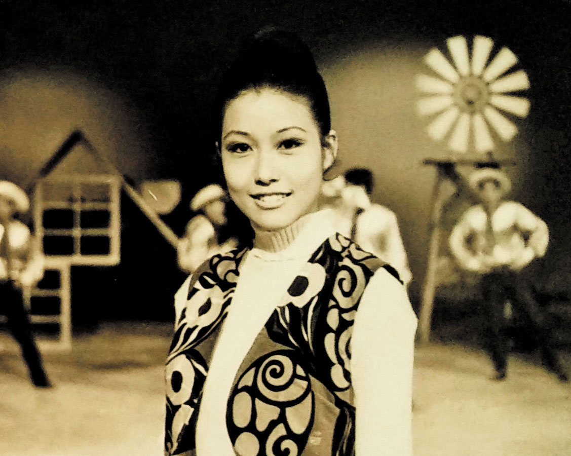 1972年，陸莉玲接手知名藝人翁倩玉擔任綜藝節目《萬紫千紅》主持人，也為自己取了和翁倩玉一樣的英文名字Judy，做為自我期許。（陸莉玲提供）