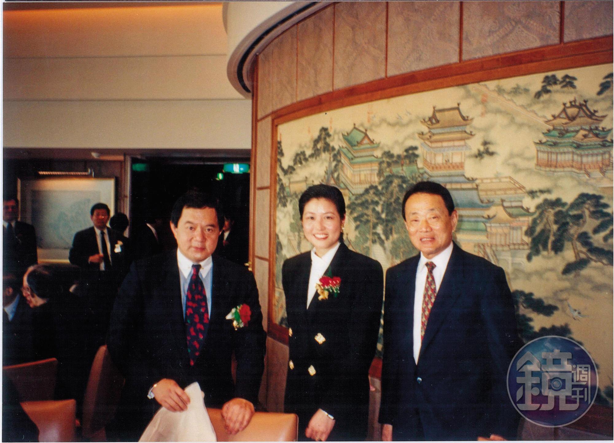 1994年，陸莉玲（中）與遠東集團董事長徐旭東（左）和嘉里集團總裁郭鶴年（右）於上海醉月樓合影。（陸莉玲提供）