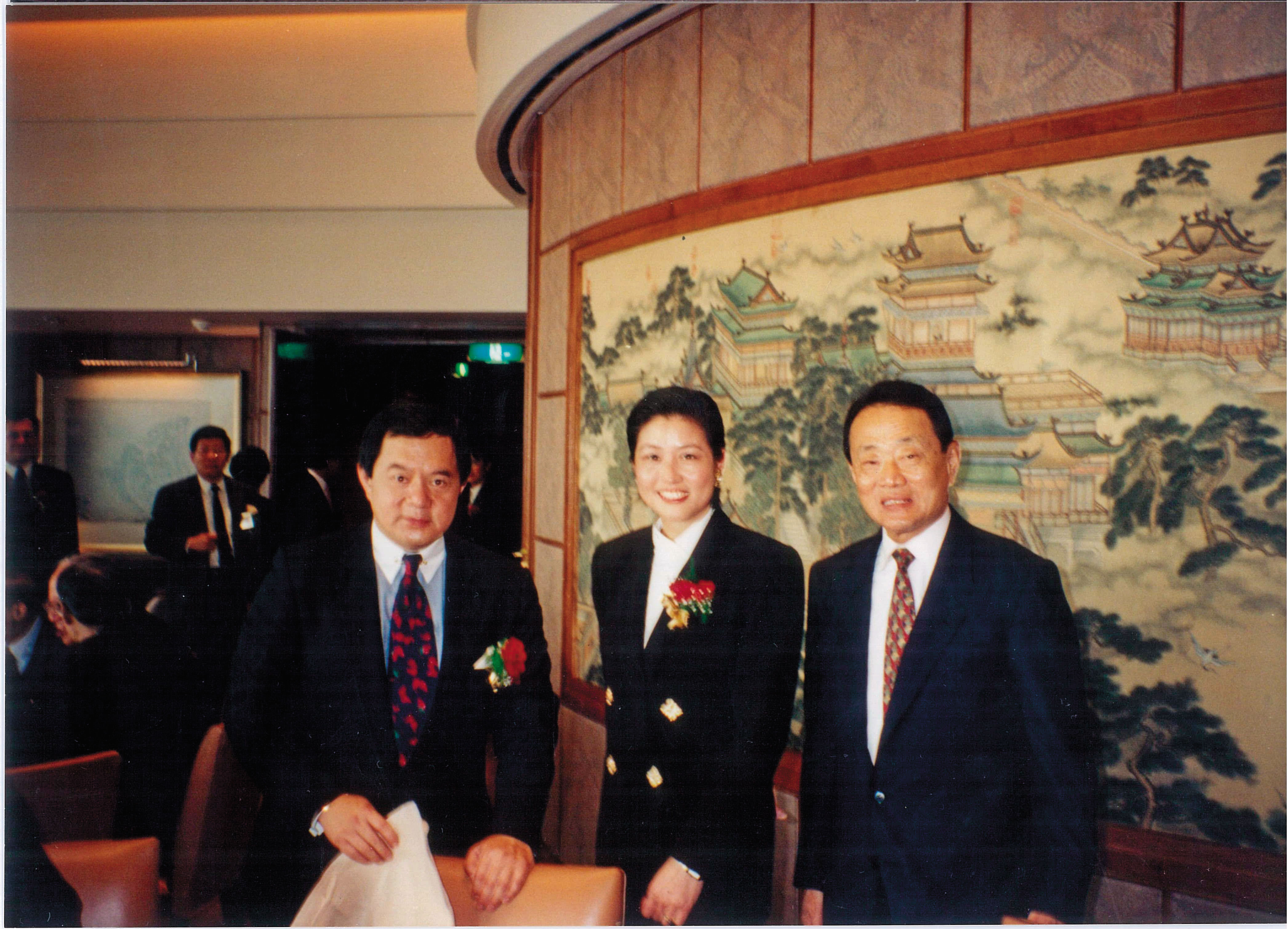 1994年，陸莉玲（中）與遠東集團董事長徐旭東（左）和嘉里集團總裁郭鶴年（右）於上海醉月樓合影。（陸莉玲提供）