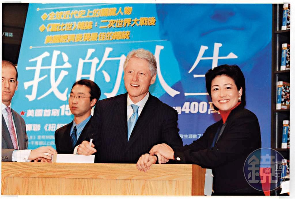 陸莉玲(右)曾以遠東飯店貴賓服務總監身分,接待過美國前總統柯林頓(右2),這是她人生中最得意的事蹟之一。(陸莉玲提供)