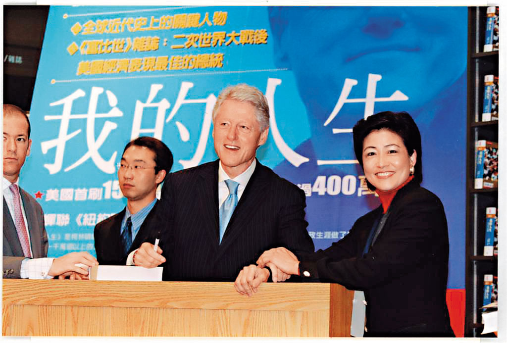 陸莉玲（右）曾以遠東飯店貴賓服務總監身分，接待過美國前總統柯林頓（右2），這是她人生中最得意的事蹟之一。（陸莉玲提供）