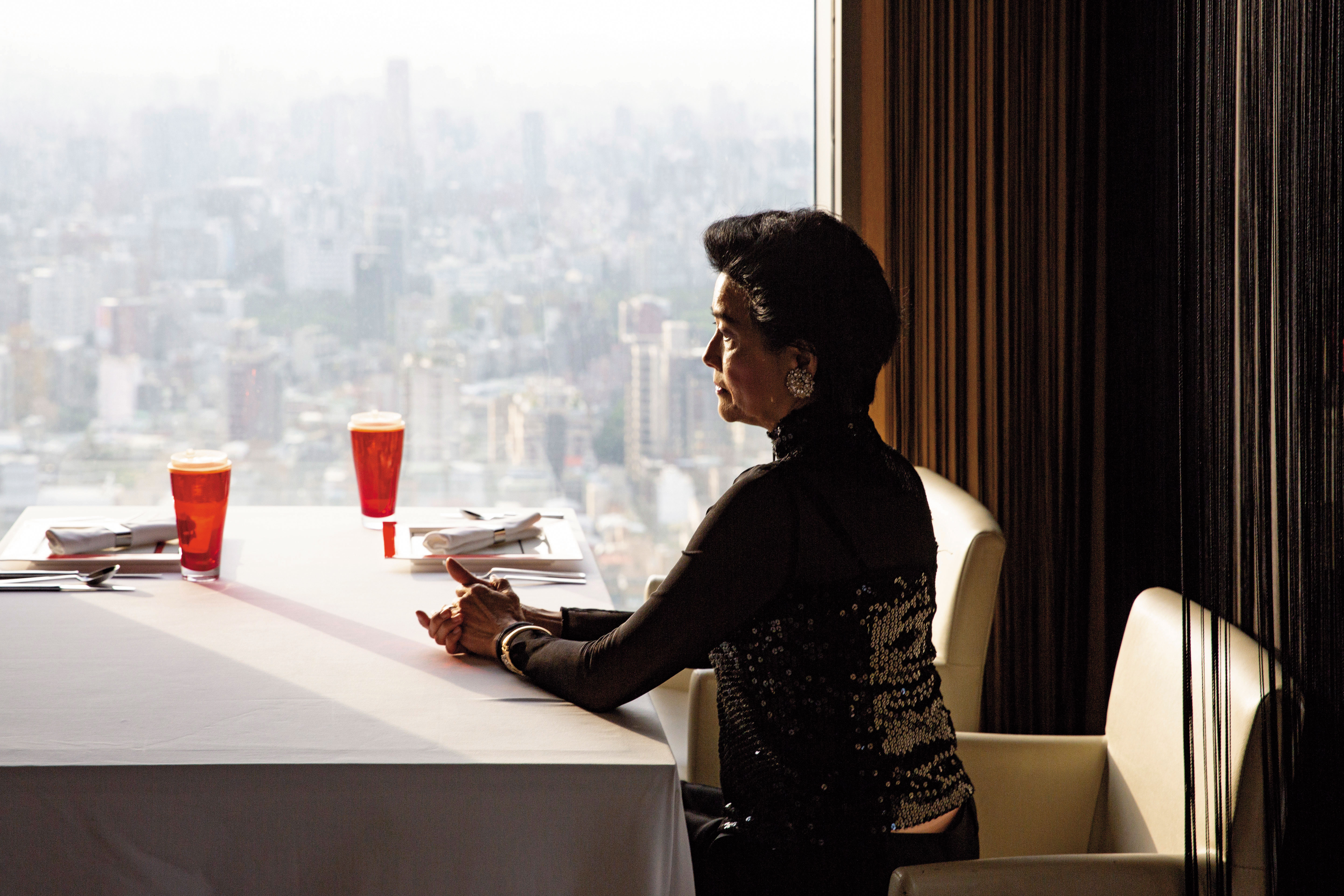 陸莉玲習慣在鏡頭前展露女強人的自信，沒想到她竟背負許多不為人知的陰暗故事。