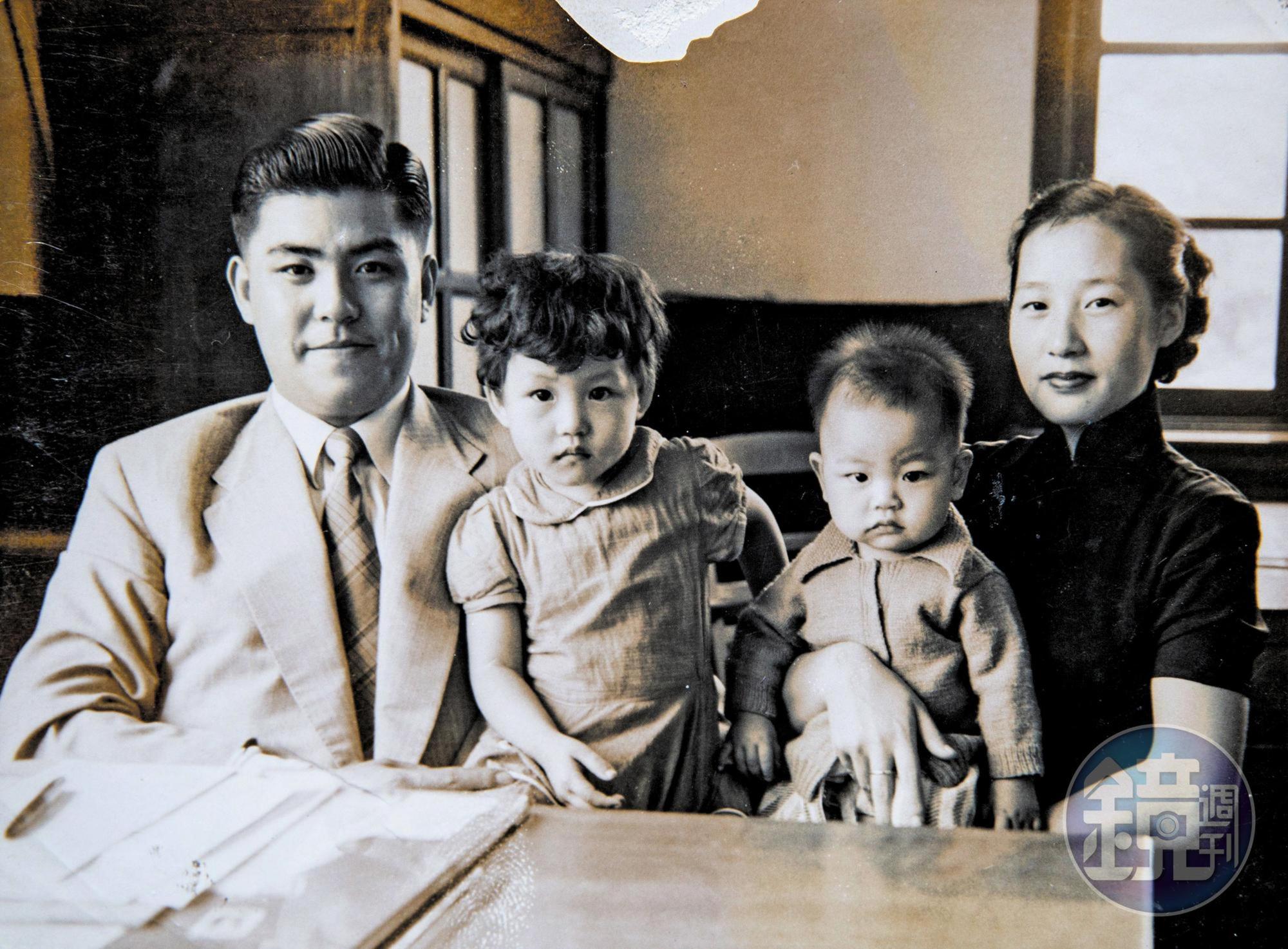 陸莉玲幼時（左2）與父親（左）、母親（右）和弟弟（右2）合影。（陸莉玲提供）