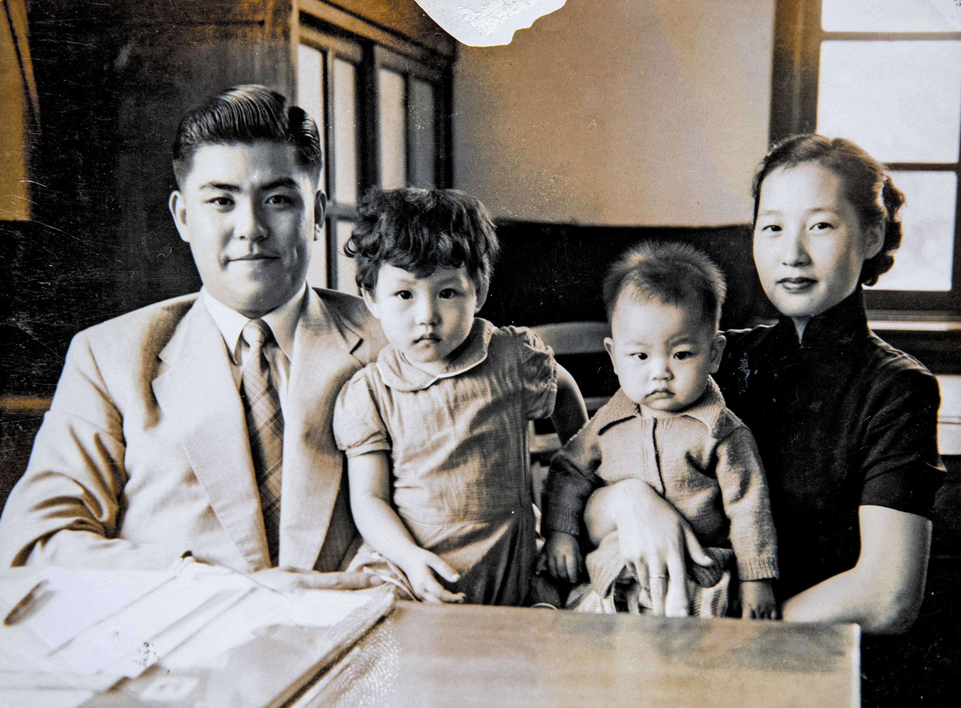 陸莉玲幼時(左2)與父親(左)、母親(右)和弟弟(右2)合影。(陸莉玲提供)