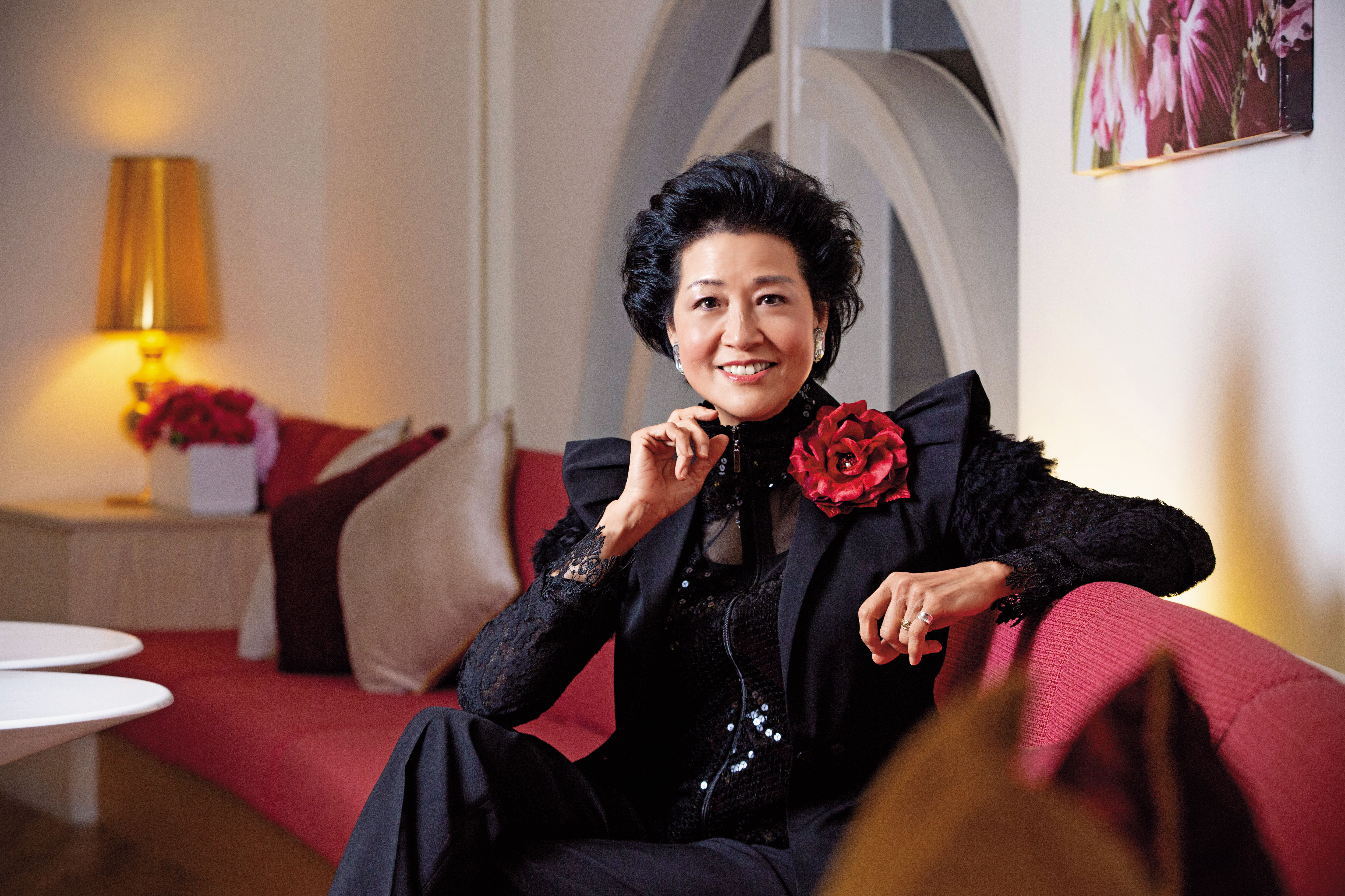 陸莉玲注重形象，就連受訪時也會帶幾套衣服來換裝。圖中黑色外衣有誇張的荷葉邊大肩線，讓她看起來神采飛揚。