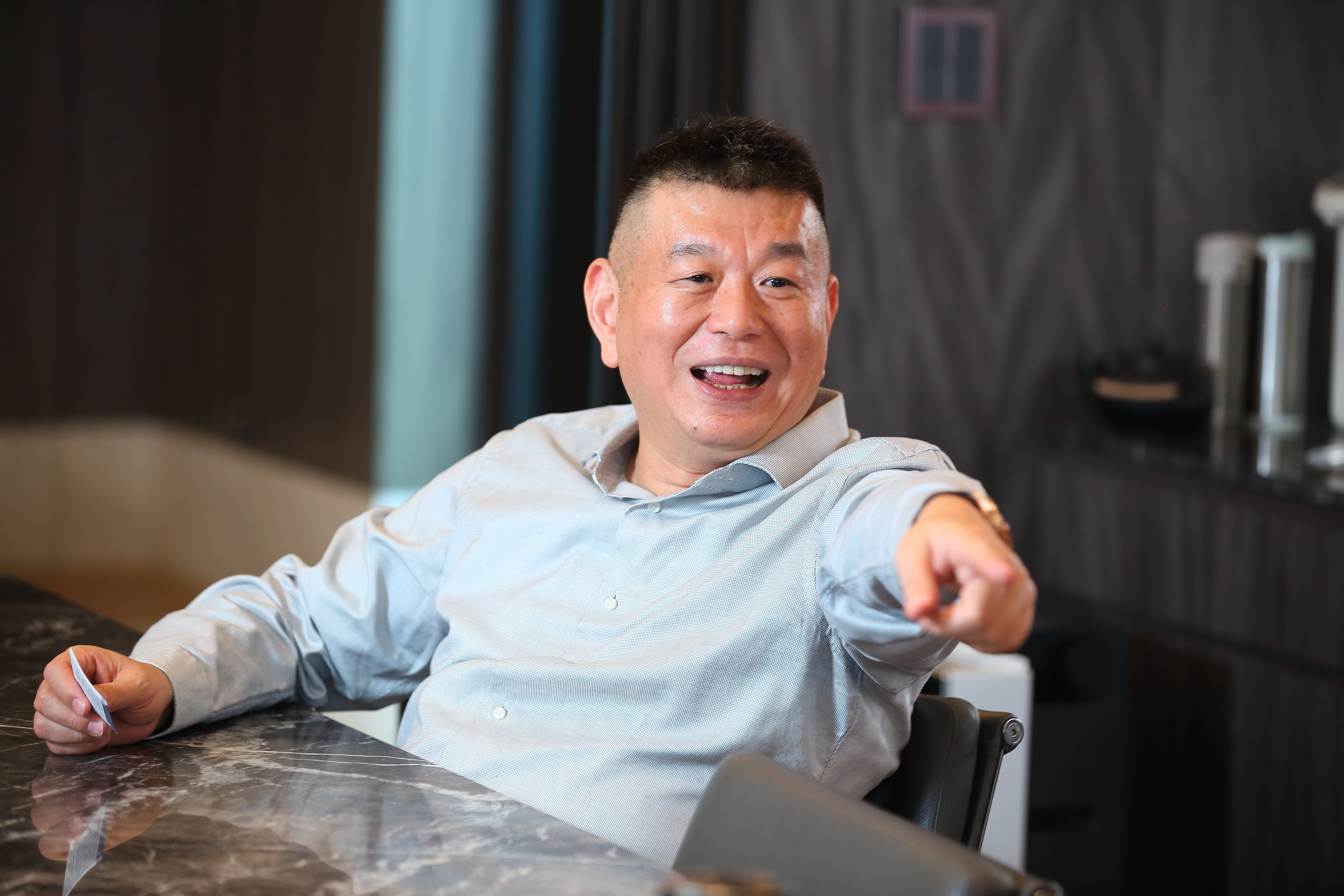 興富發去年是台灣百強企業裡唯一建商，農曆年前集團總裁鄭欽天接受本刊專訪，暢談經營策略。